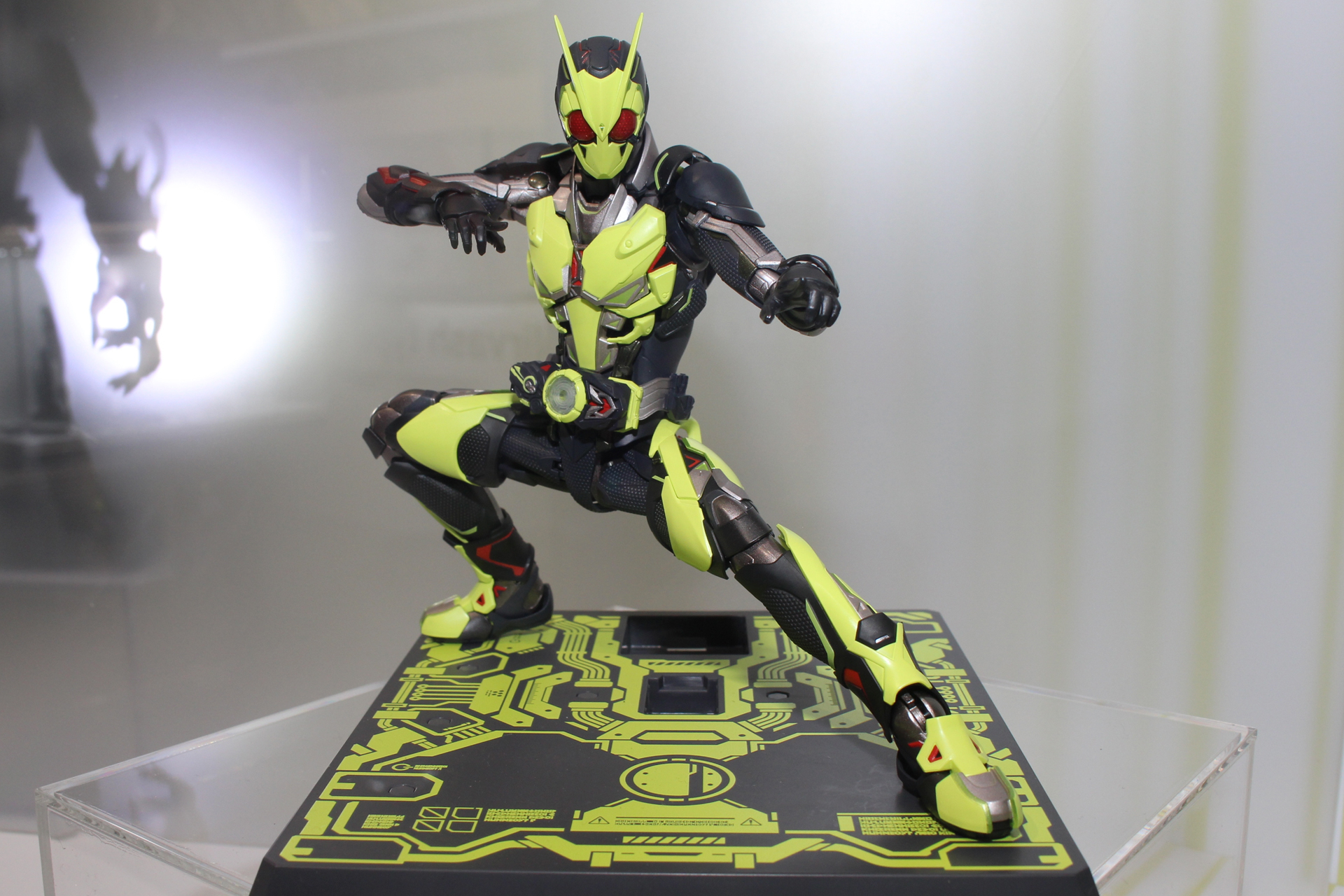 要所に可動における様々なギミックを搭載。詳細は公式サイトをご覧いただきたい