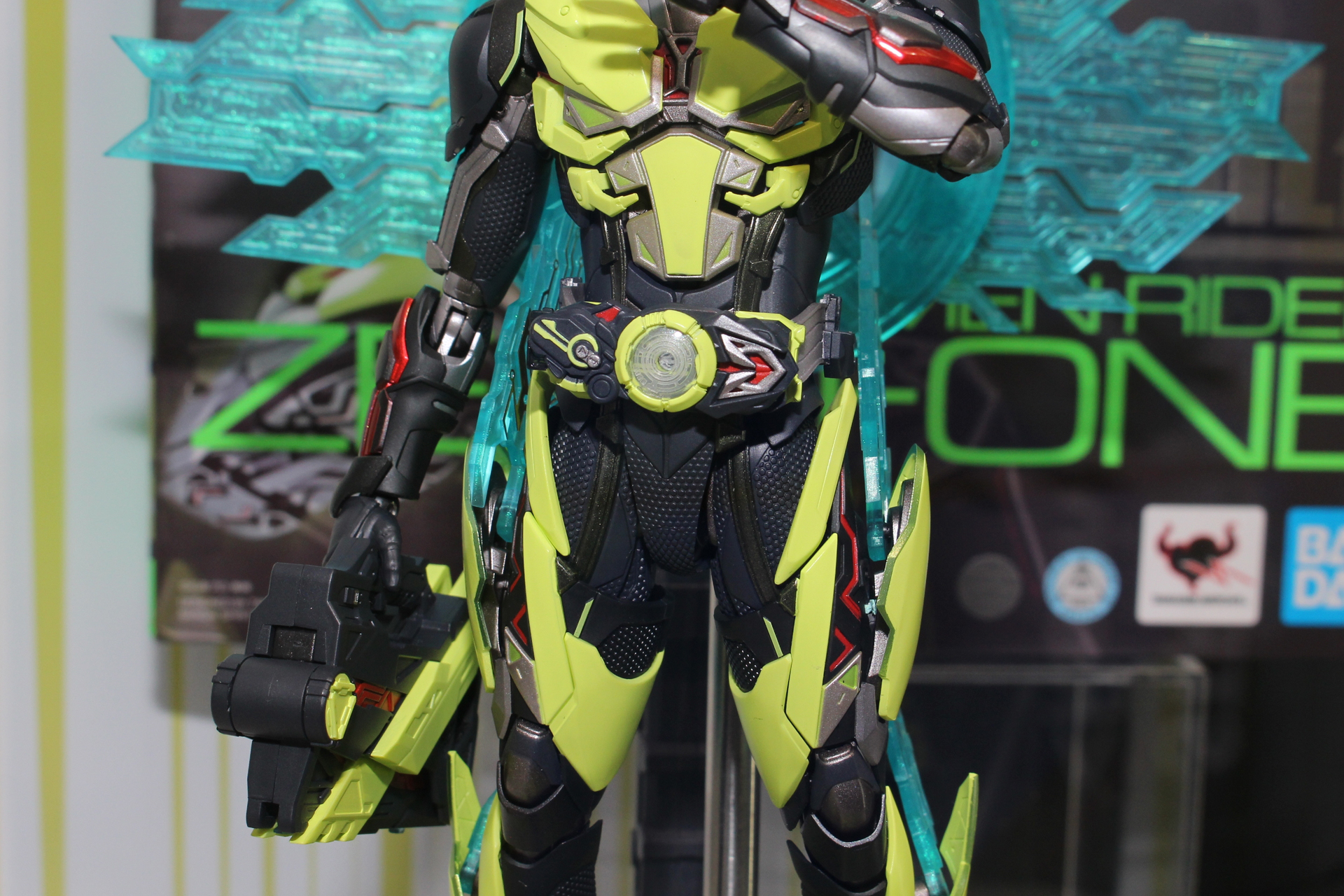 飛電ゼロワンドライバーはオリジナルのデザインに忠実。プログライズキーも付属する