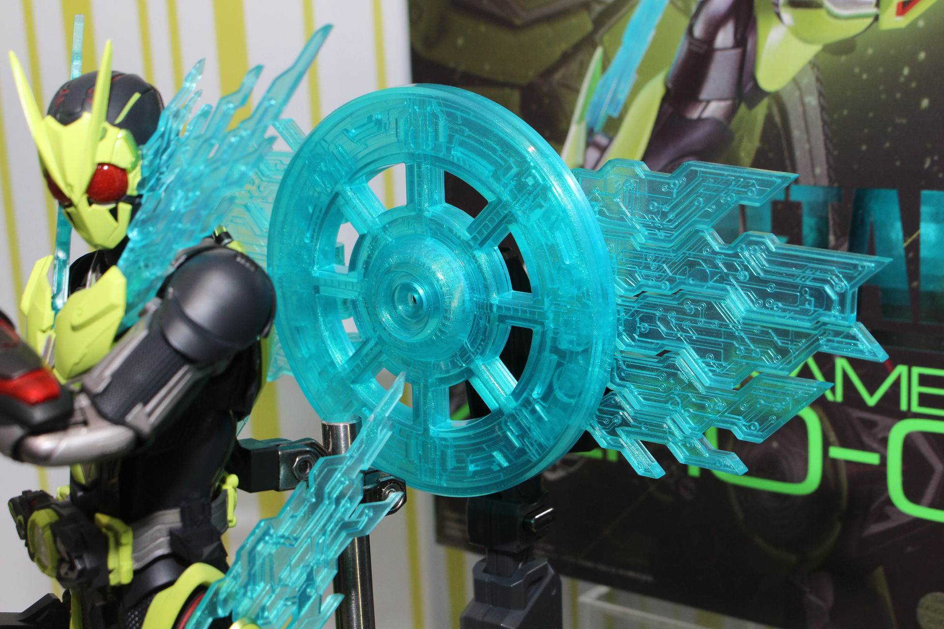 専用台座にセットできる変身時イメージのエフェクト。「衛星ゼア」を思わせる意匠を中央に配置