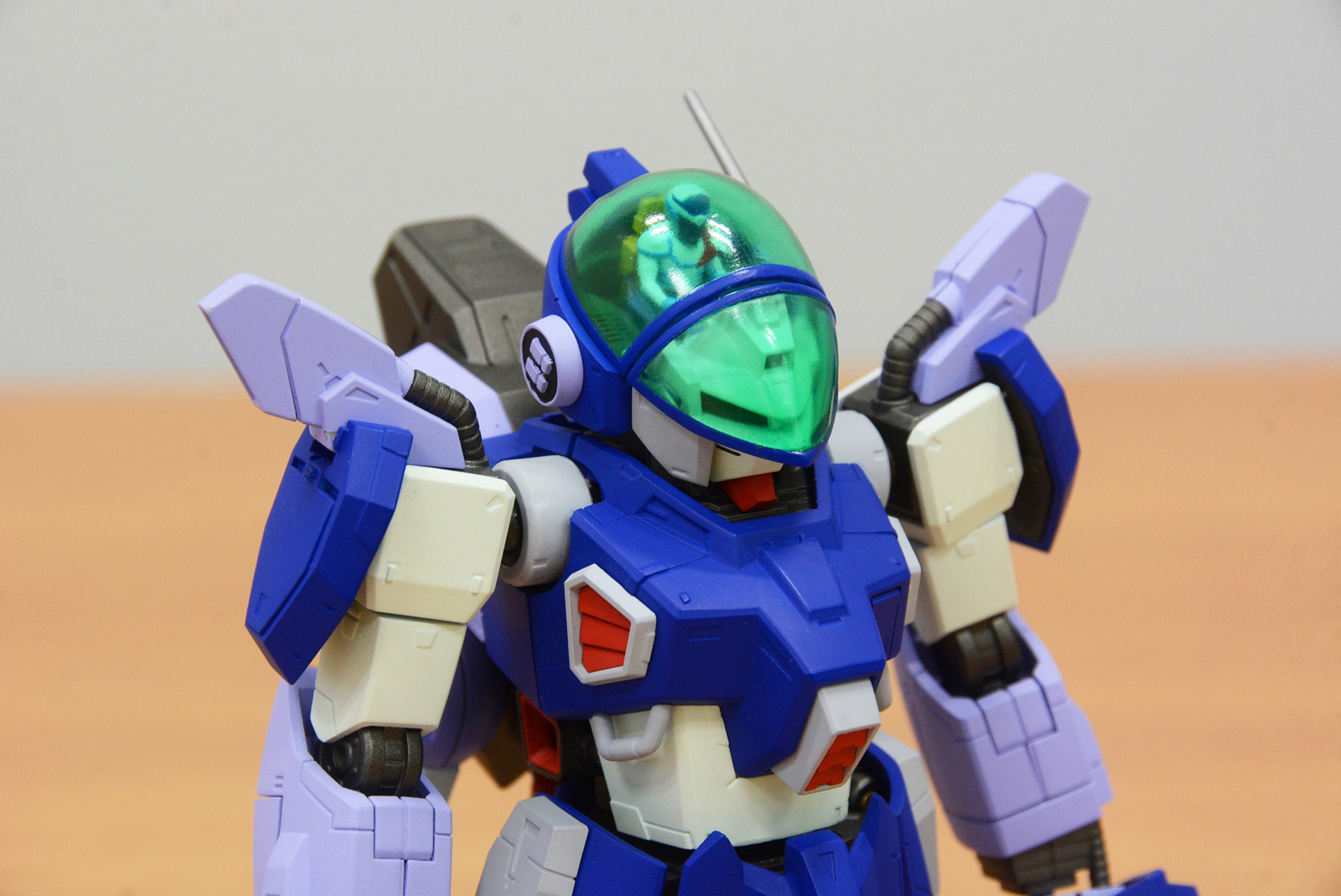 頭部が大きめのバランスで立体化されているだけにコクピットの描写は細かい。エイジがしっかりコクピットに座っており、コンソールパネルにも彩色される。もちろんエイジフィギュアを外すことも可能