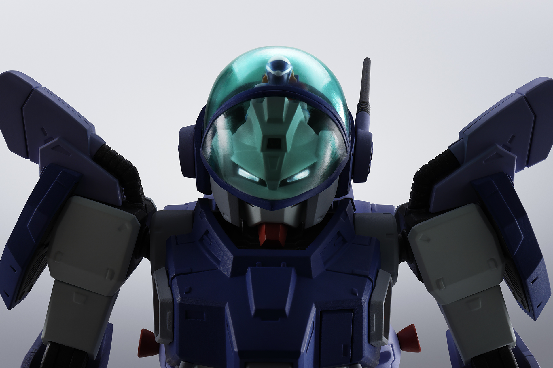 目が発光するのは本商品の大きな特徴だ。LEDユニットは胸部に収納されており、首に光を通し目を発光させている