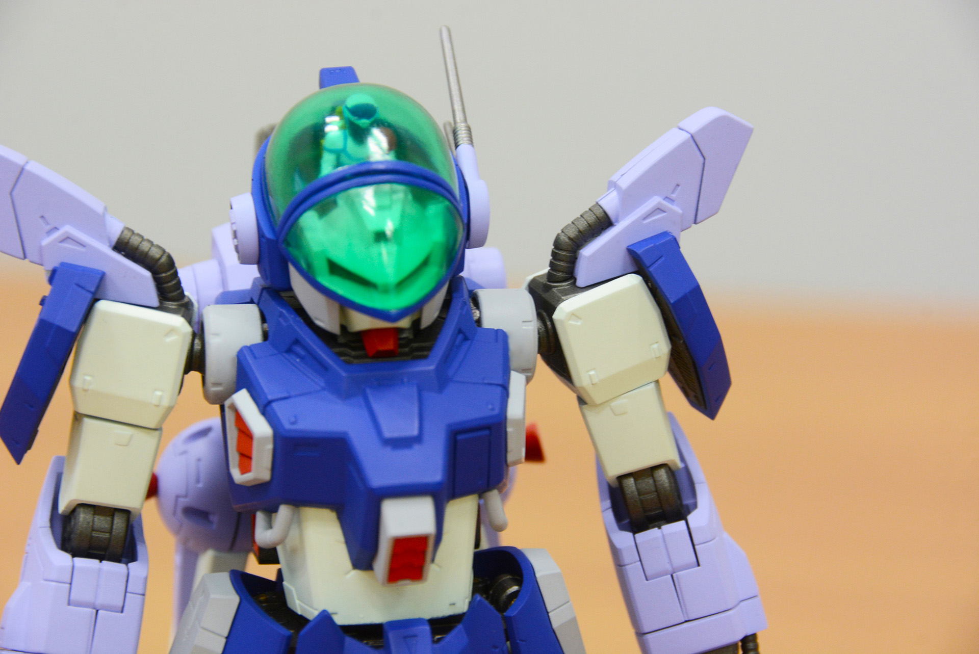 肩は真四角には作られておらず、装甲が斜めに浮くようになっている。設定画でのバランスを考えた設計だ