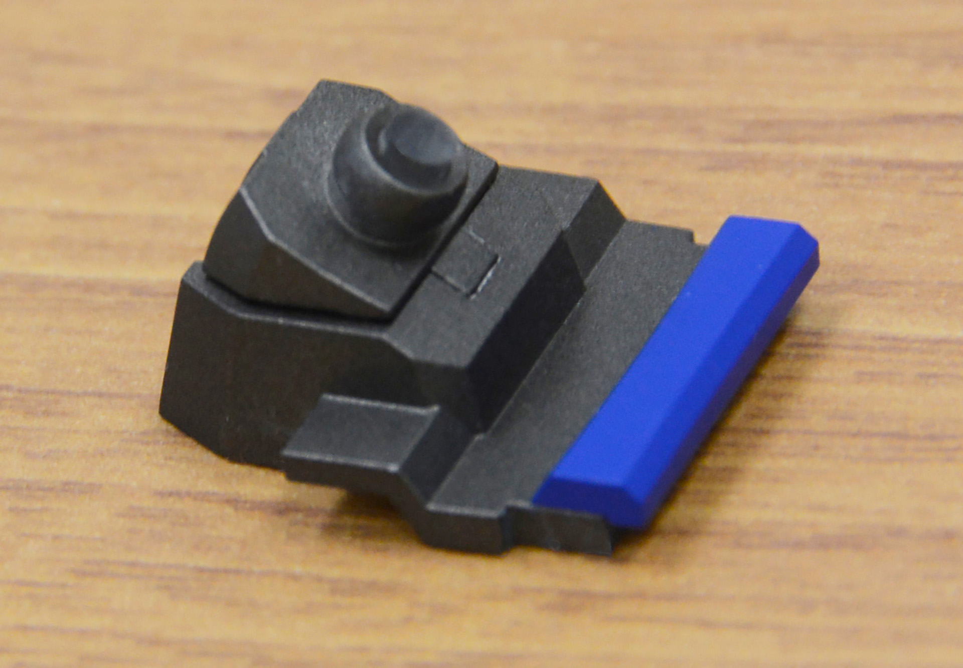 首パーツを差し替えることで上が向けるようになる。軸に透明の部品が使われており、光を通すようになっている