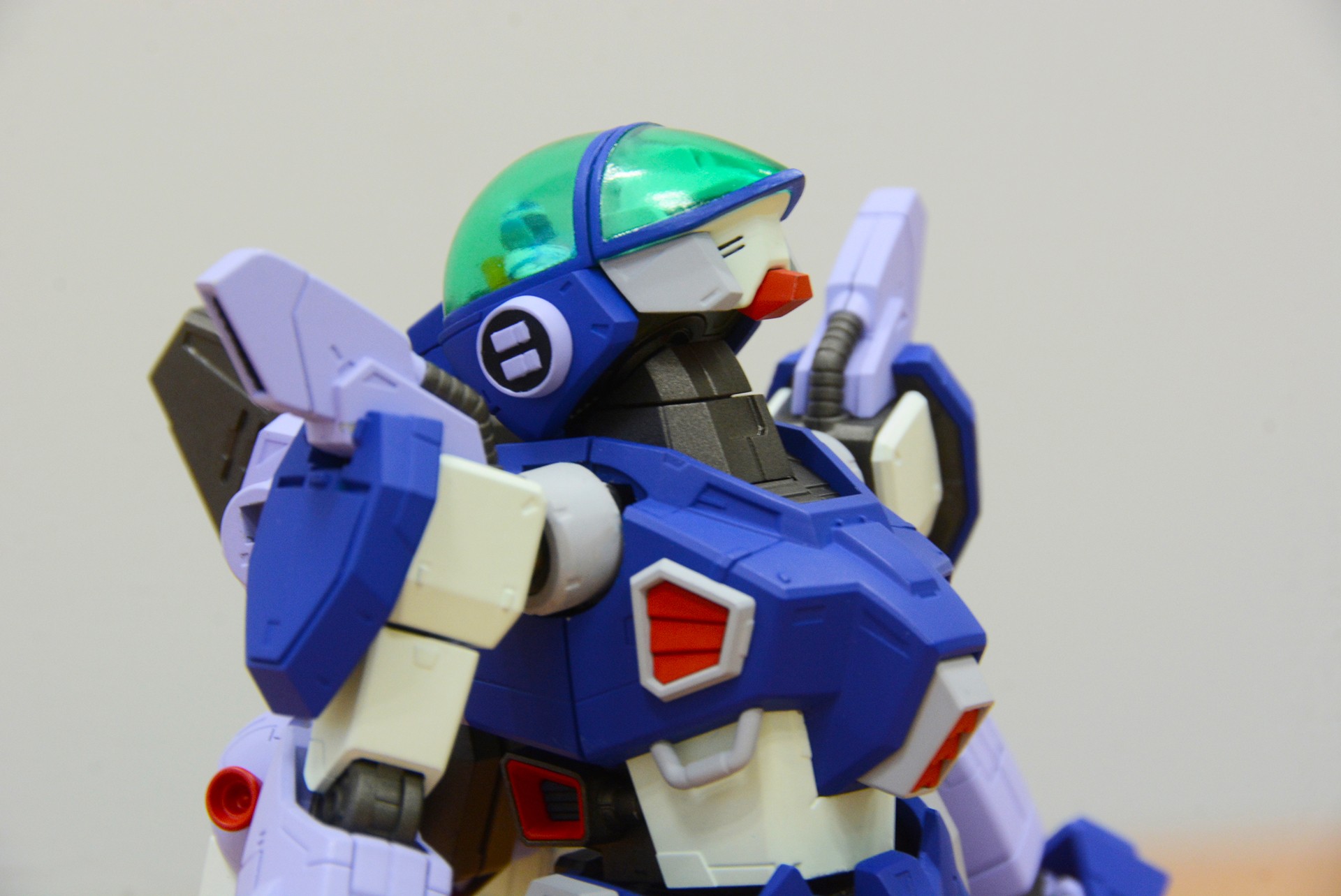 上を向くのは飛行ポーズで戦うレイズナーには欠かせない要素だ