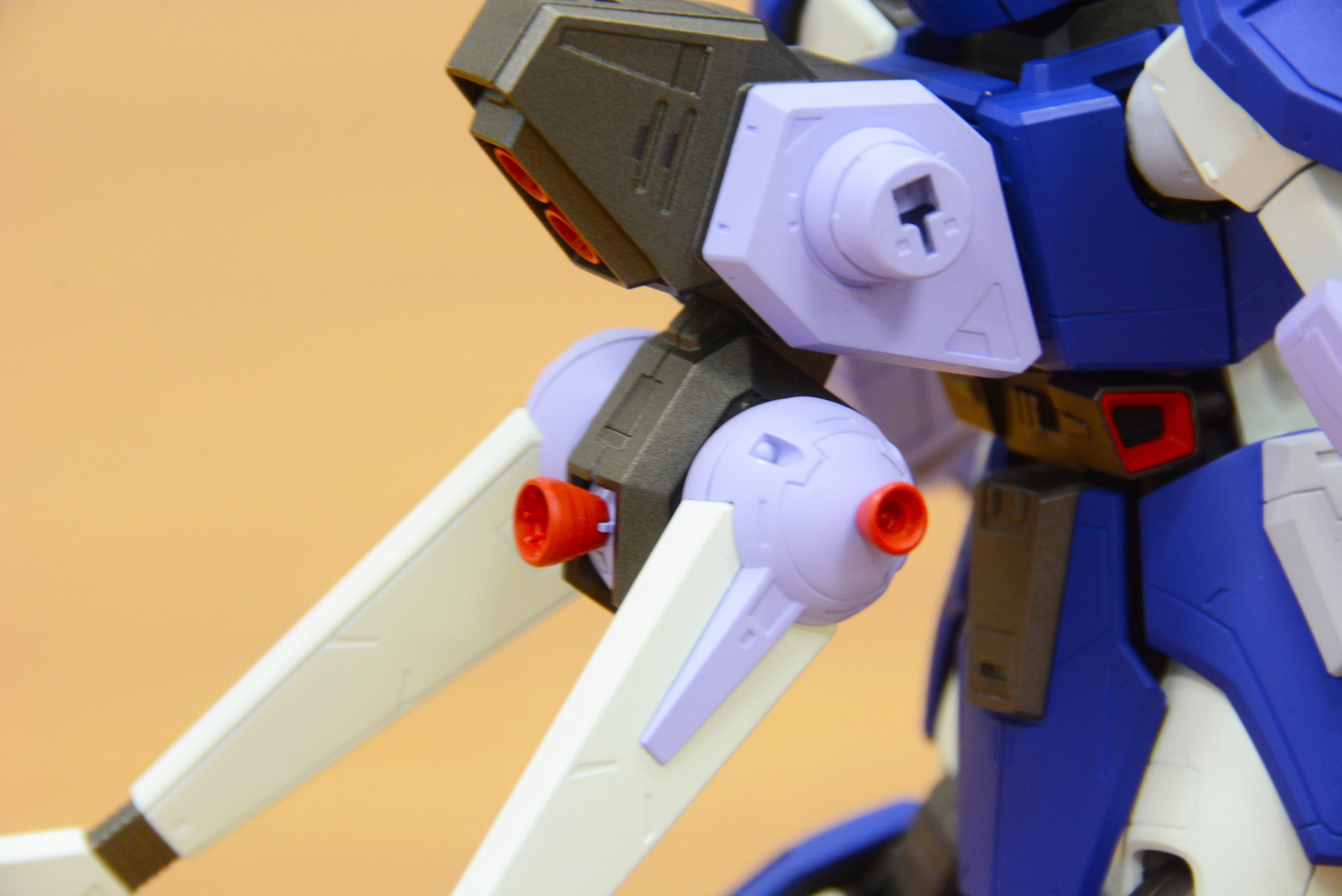 バックパック下部が可動し、腰との干渉を避ける