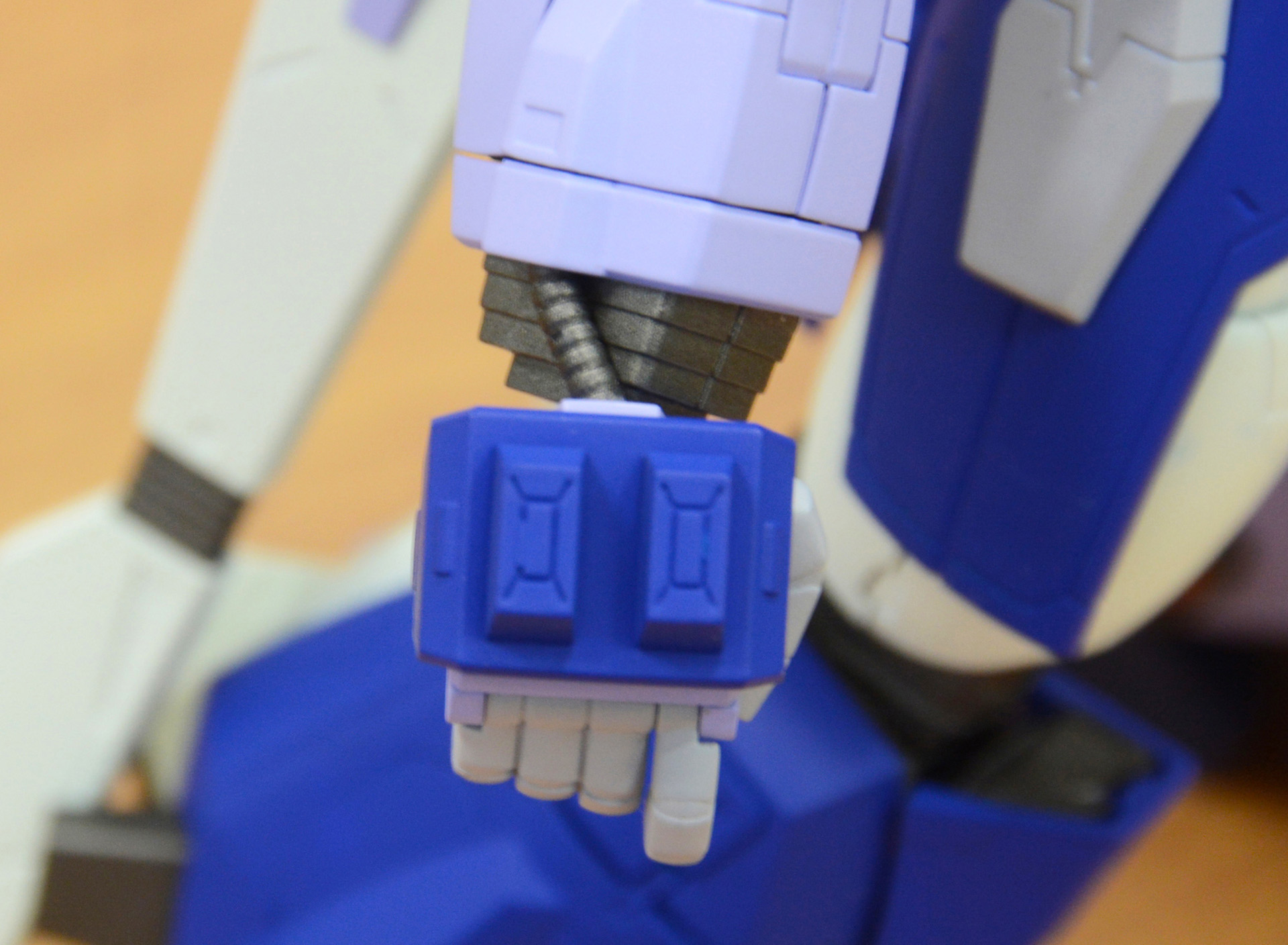 手首と付け根はケーブルで繋がっている。前腕の内部にケーブルが収納されているため、手首をひねるとケーブルが伸びる