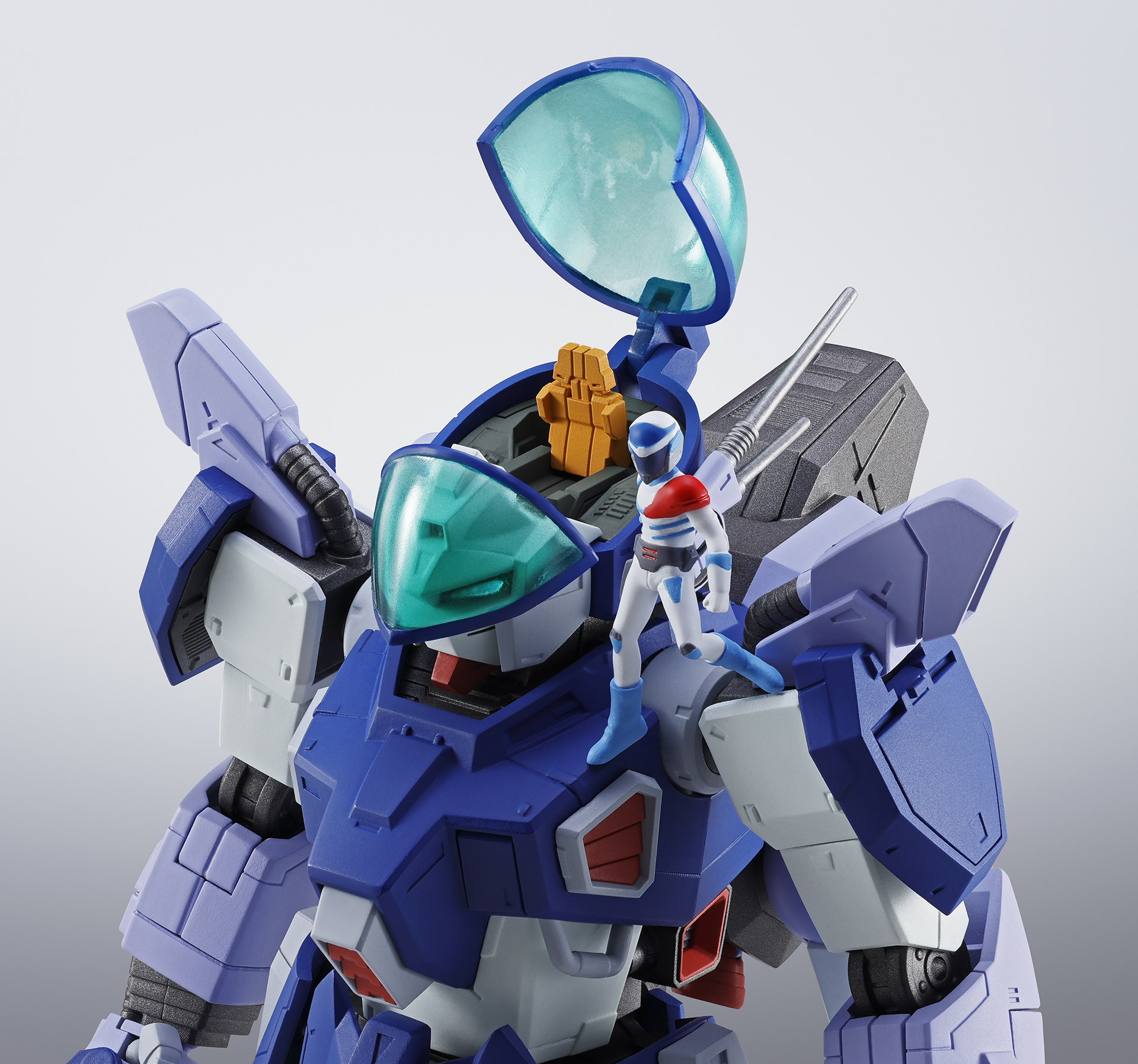 コクピットでのフィギュアに加え、立ち姿のエイジフィギュアも付属。素立ちではなく、ポーズ付けされている