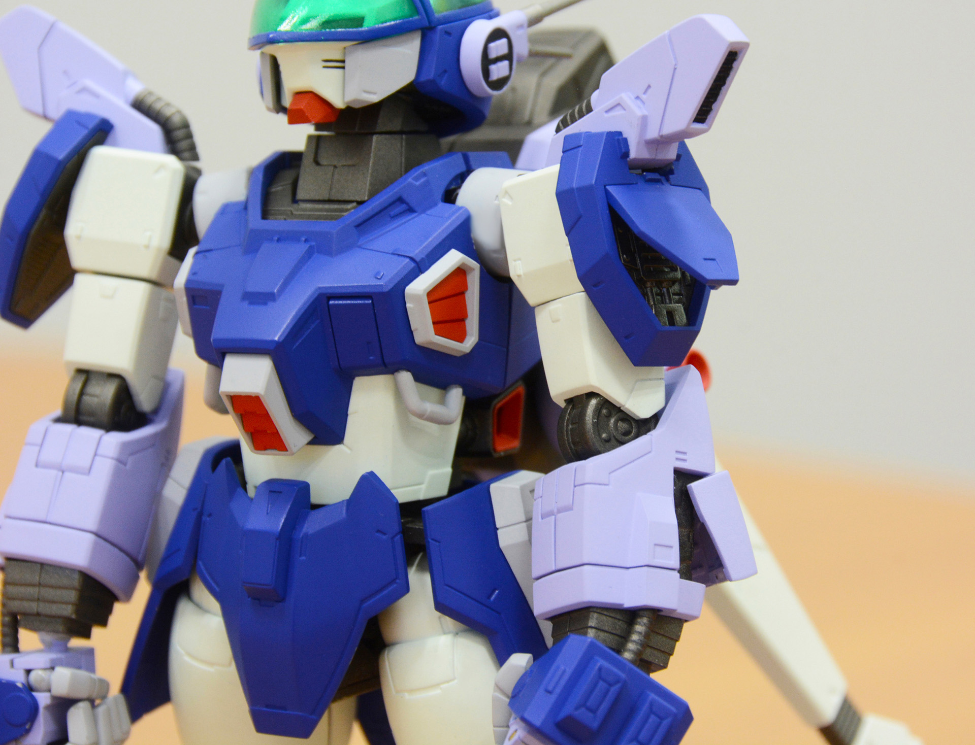 上腕と肩の装甲のハッチが展開