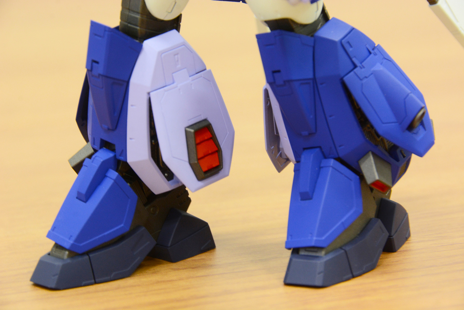 ふくらはぎ部分は両側面の装甲が展開する