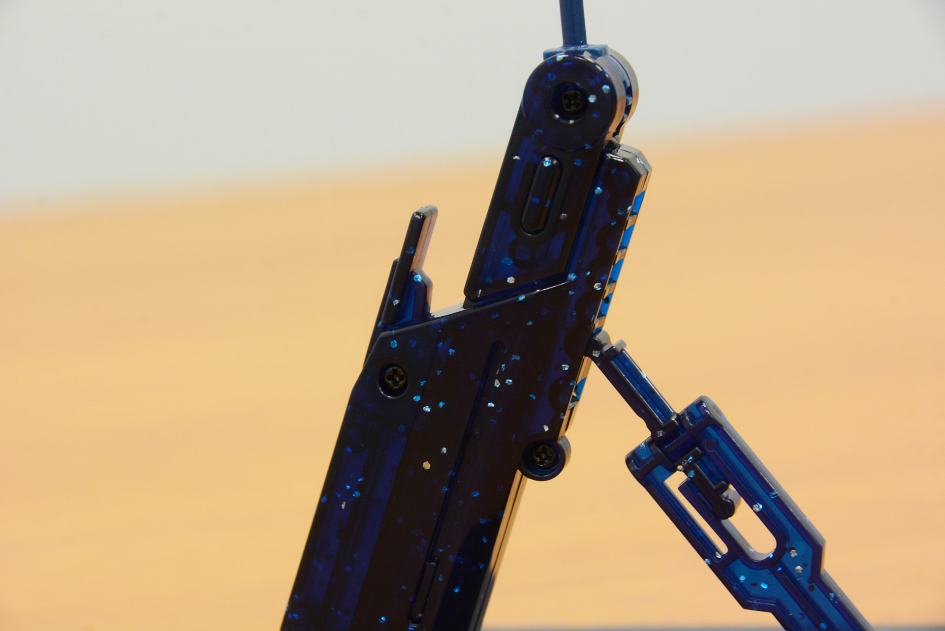 台座にはラメが入っており宇宙空間を思わせる