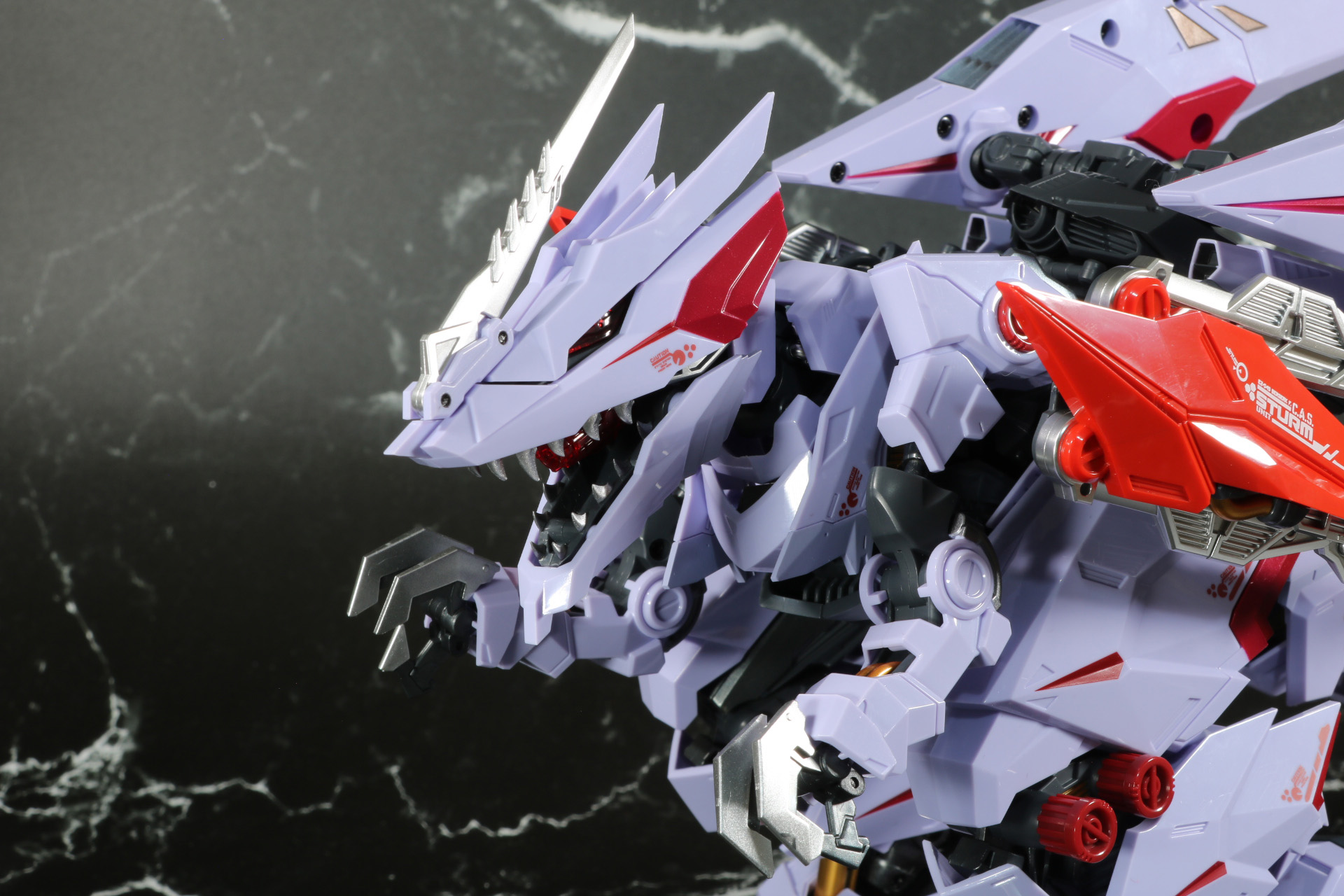 頭部はシュッと鋭角な印象