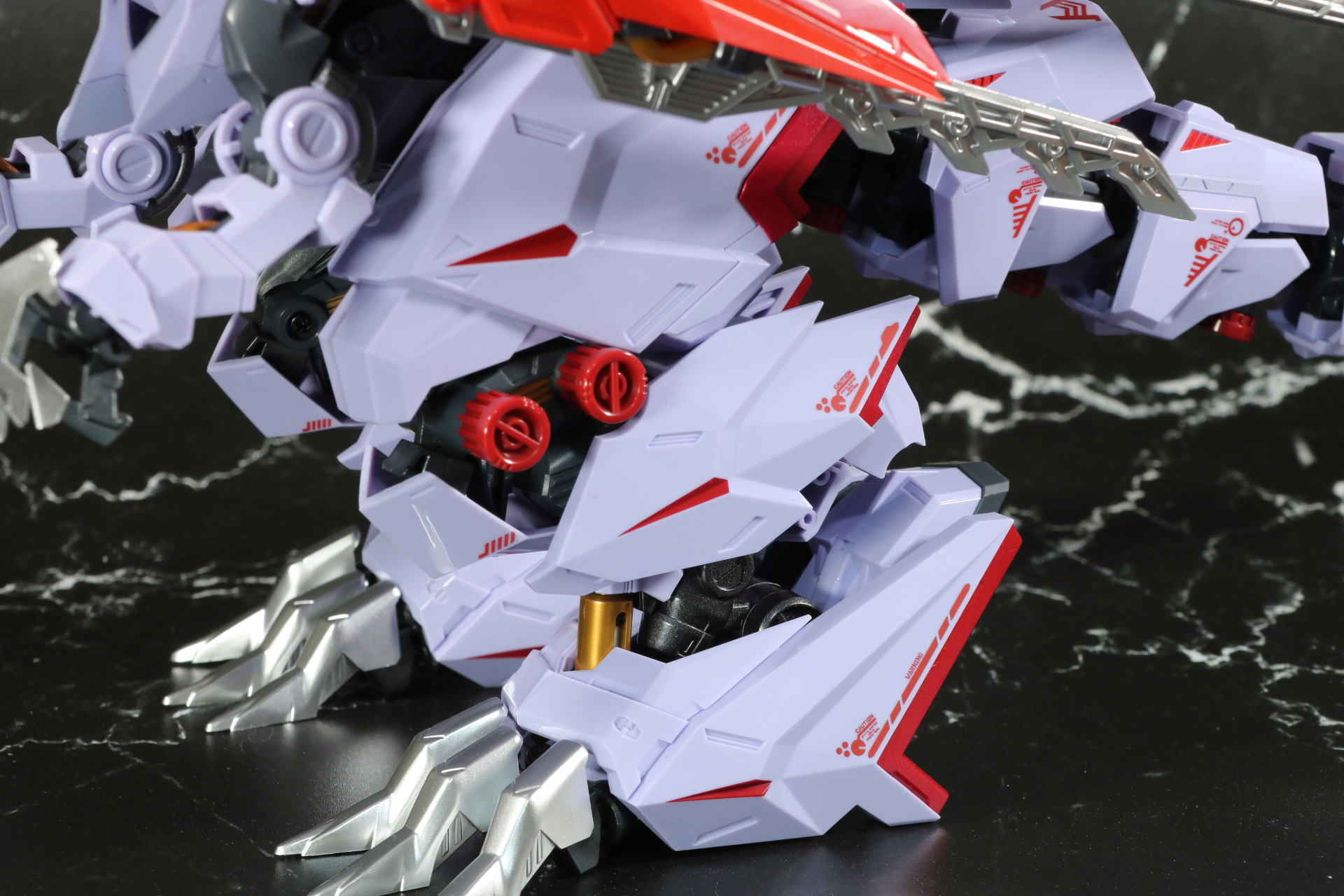 脚部も赤い差し色やマーキングなどが施されている