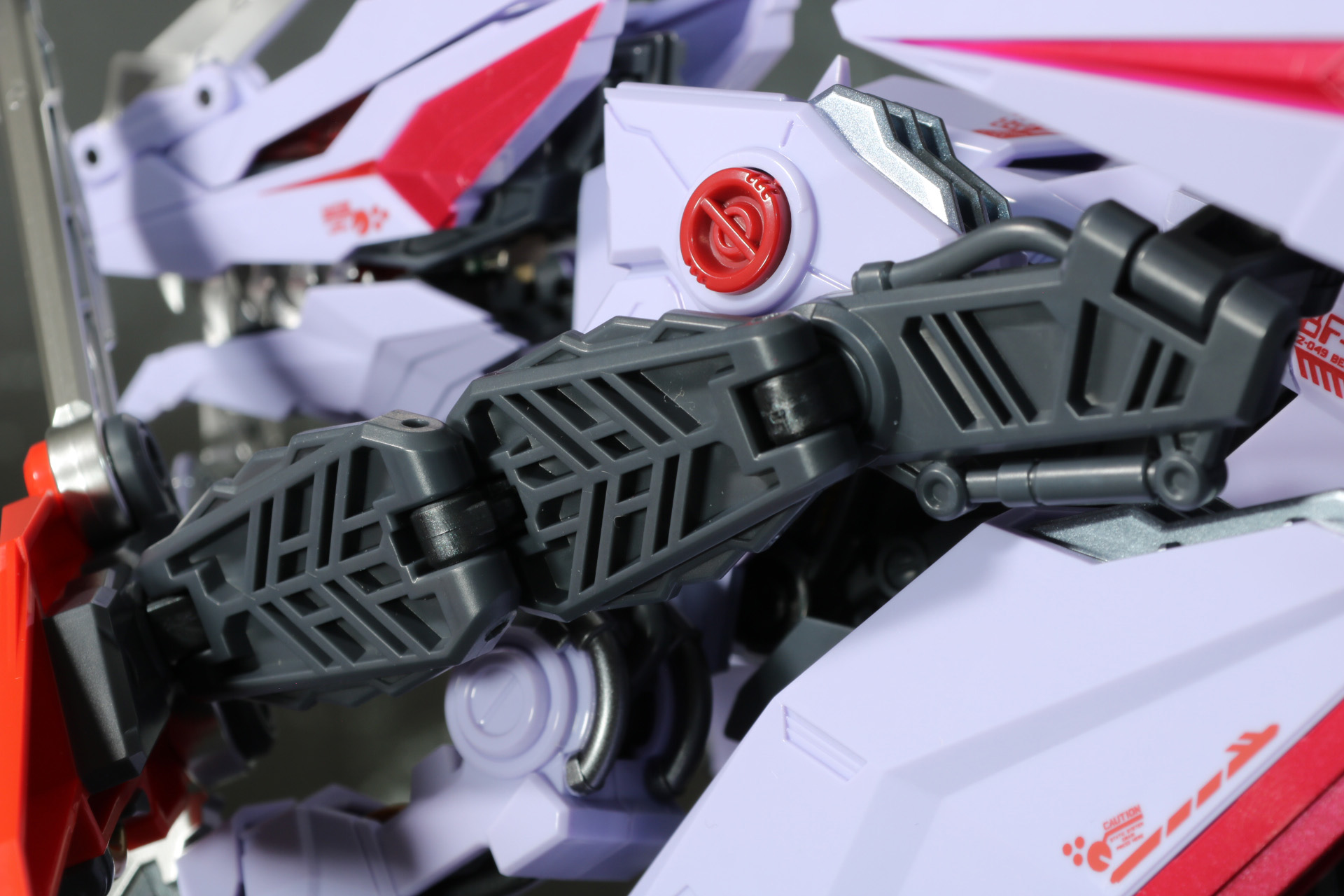 アクティブシールドに繋がるアームパーツは板状の3つのパーツに可動軸を備えたもので、コンパクトな格納から大きく展開が可能