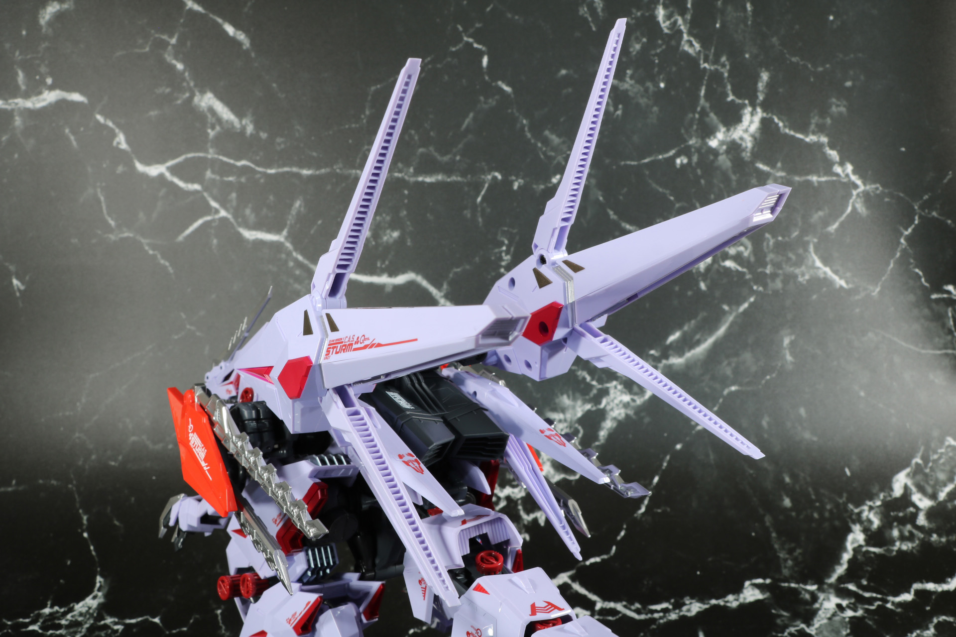 シュトゥルムブースター展開。上下のパーツは連動して展開する