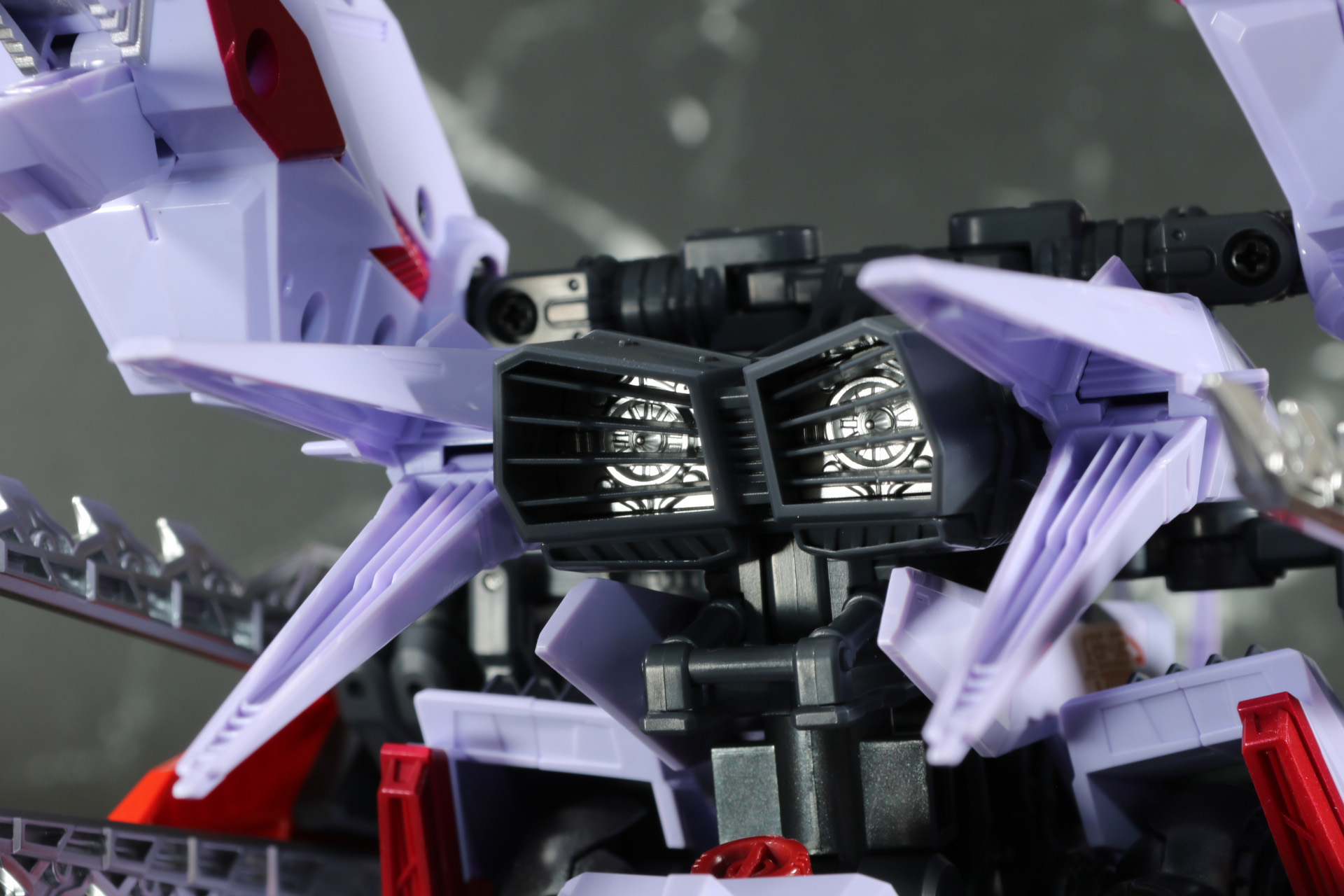 基部のブースターも塗装され、左右のパーツも展開可能