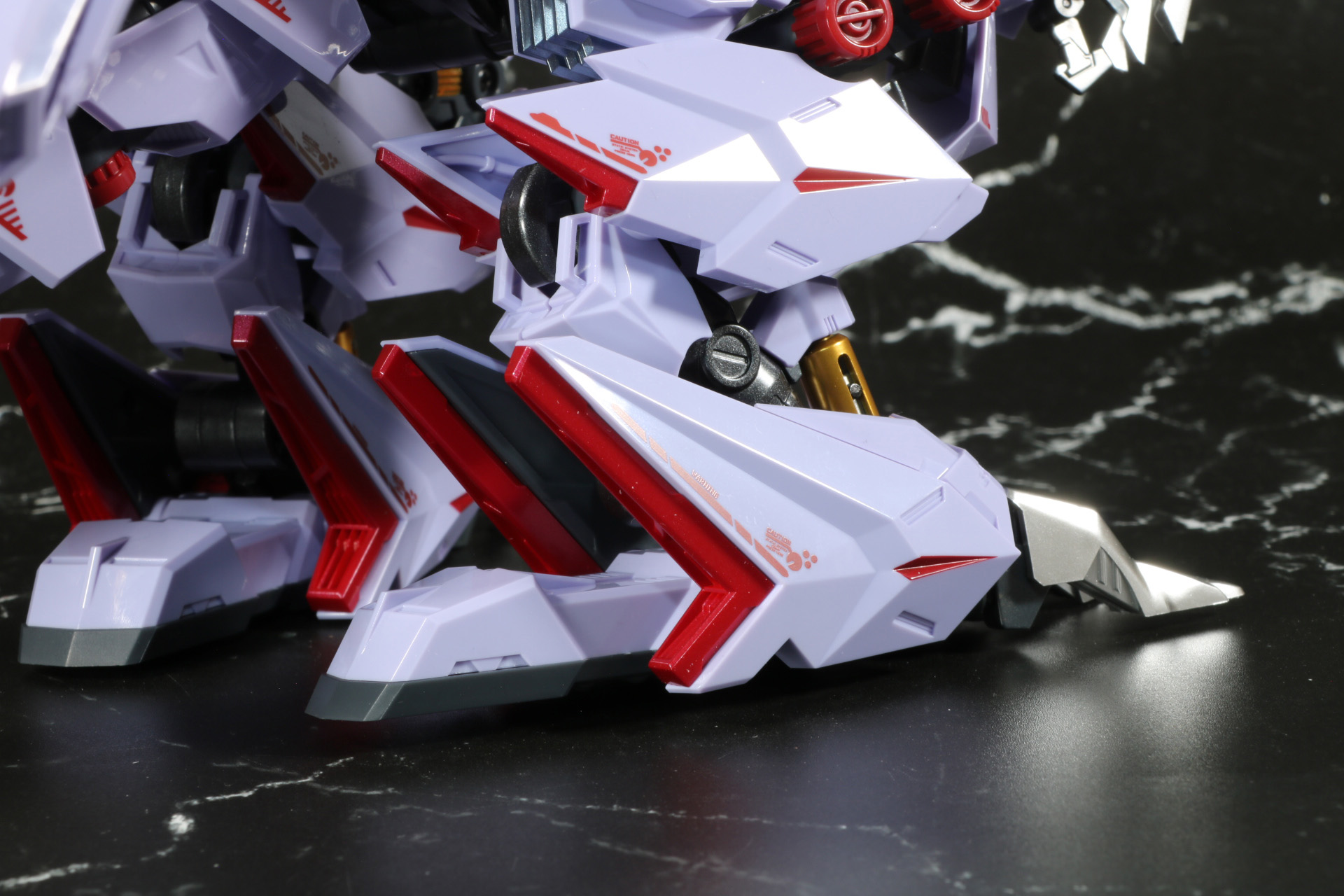 踵部分は荷電粒子砲を発射する際のアンカーパーツが展開