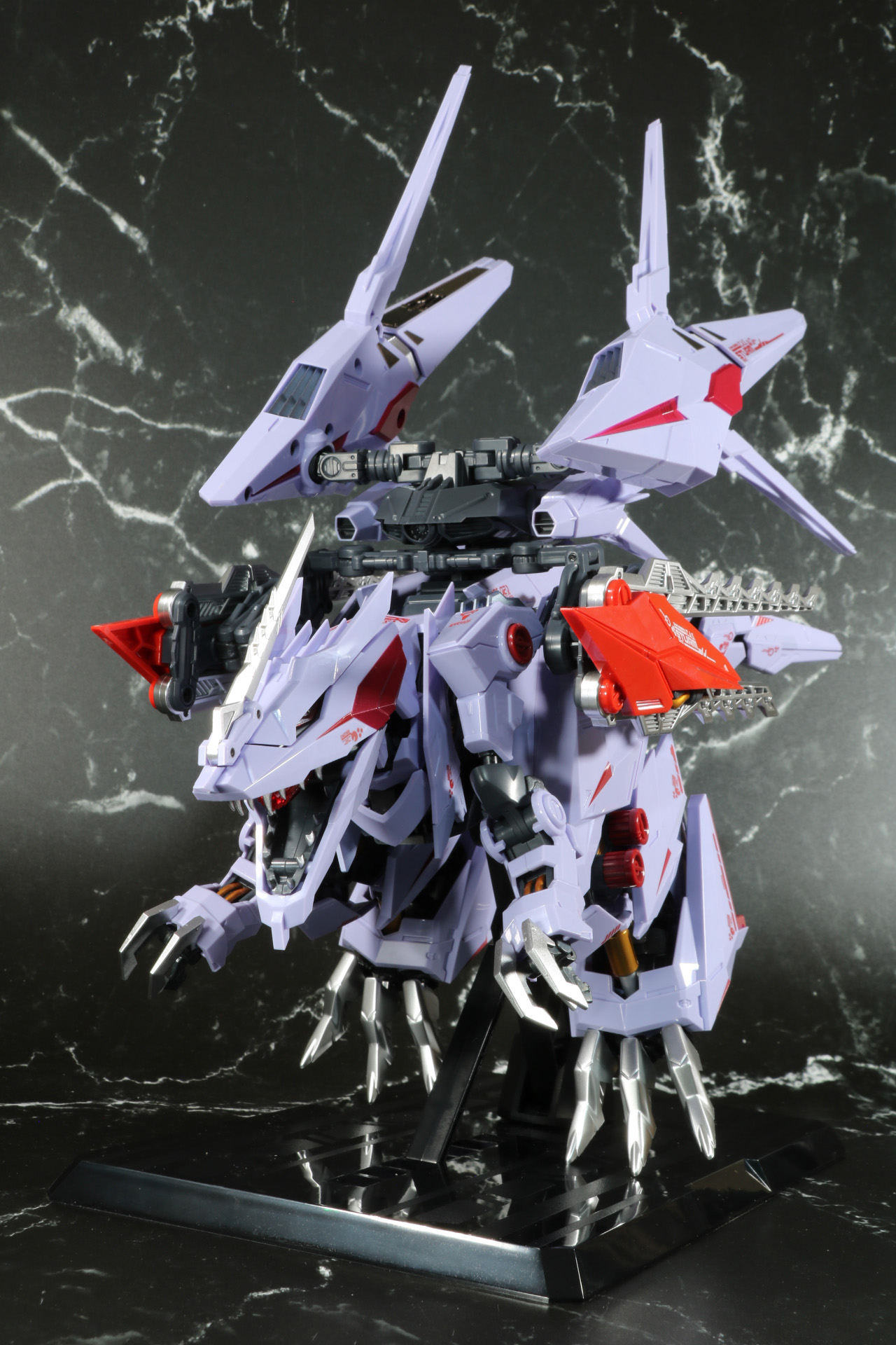 ディスプレイ台座で高速移動をイメージしたポーズが可能