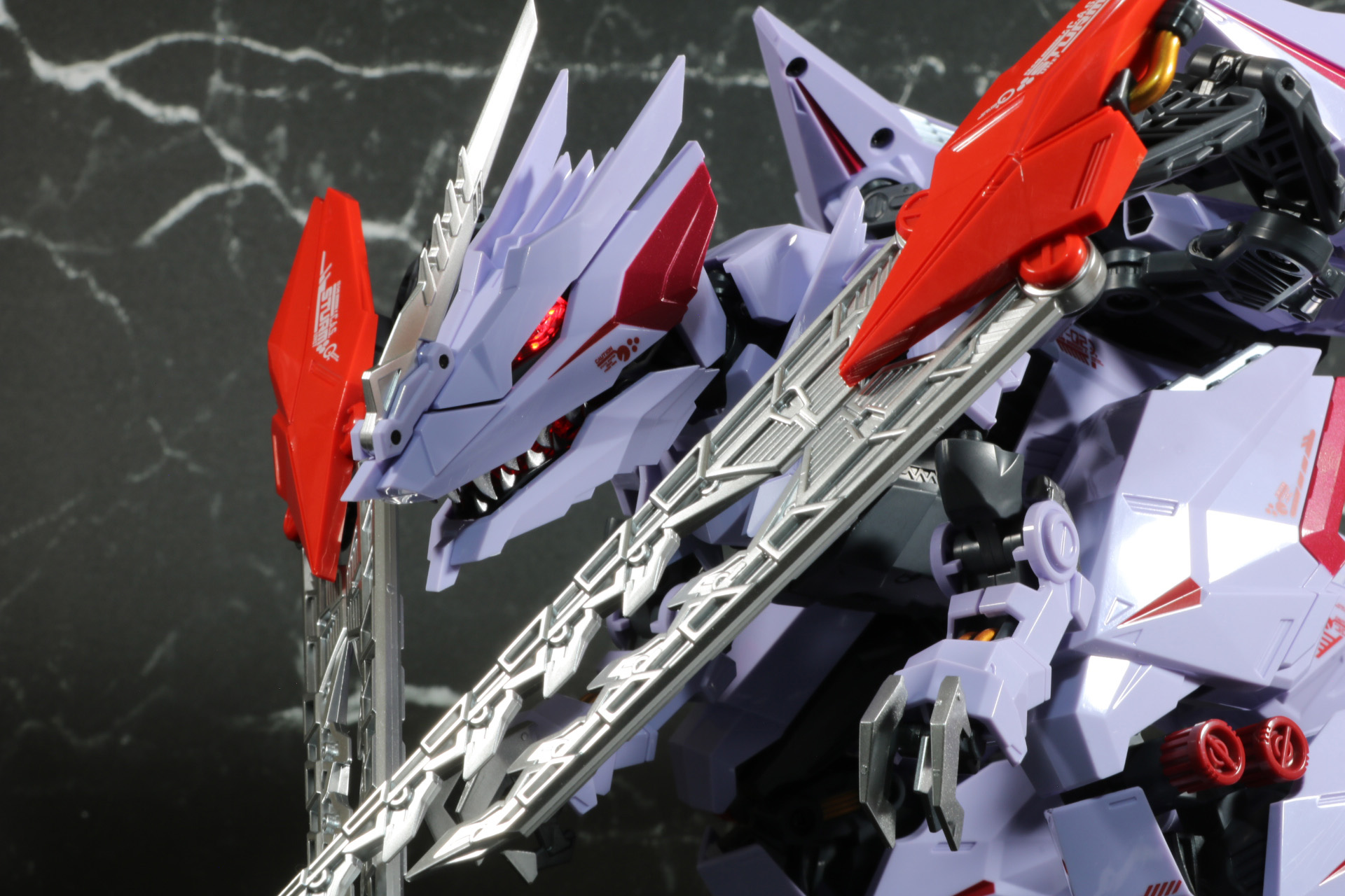 素体のLED発光ギミックにより凶悪な雰囲気に