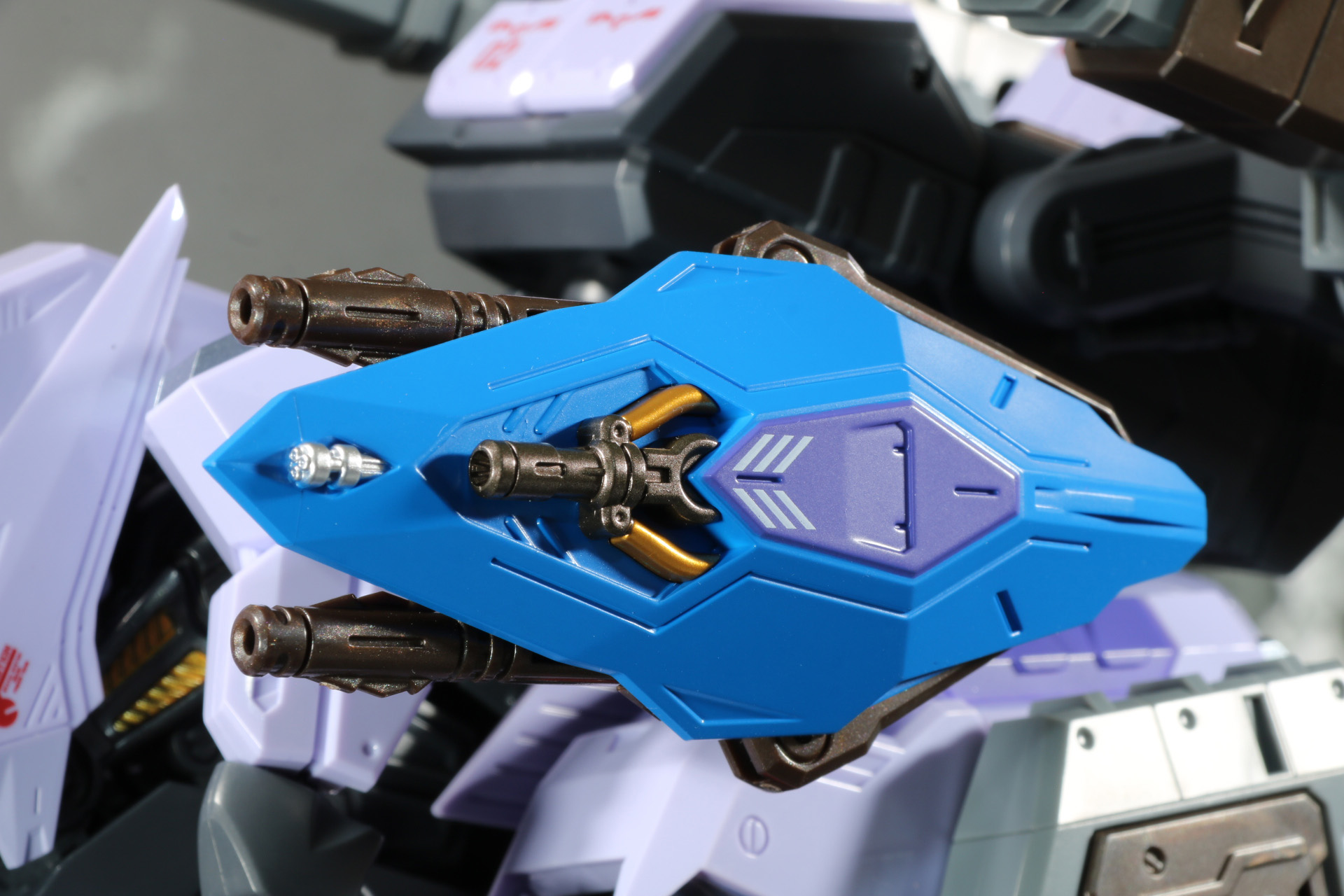 ウェポンシールドは細かい部分まで色分けされている