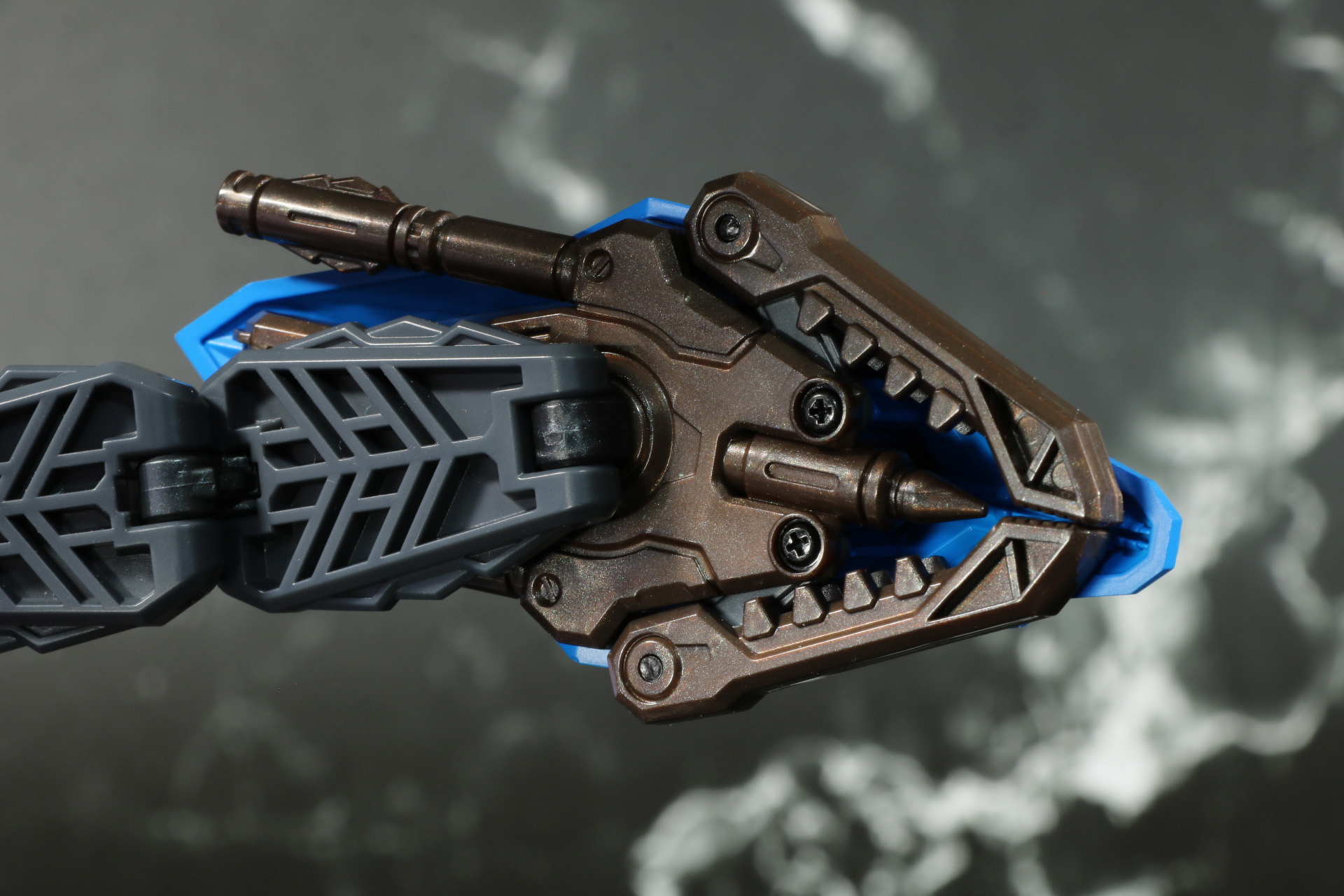 ウェポンシールドの裏側にはパイルバンカー造形