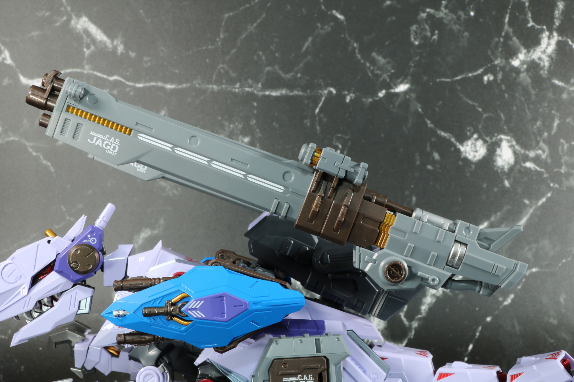 ハイブリッドヴァリアブルキャノンの展開。第1段階は砲身の一部展開と後部のダクトパーツが連動して起き上がる