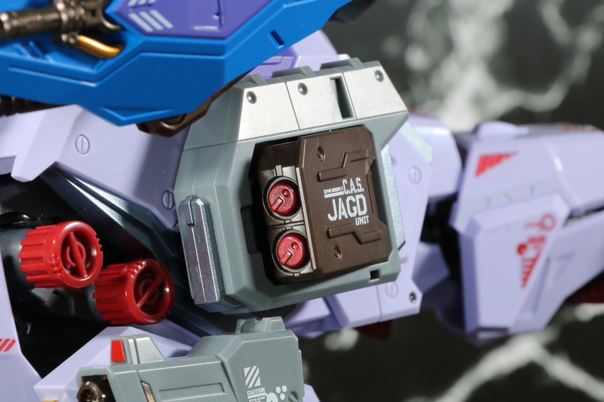 2連ミサイルポッドは展開でき、弾頭部分が色分けされている