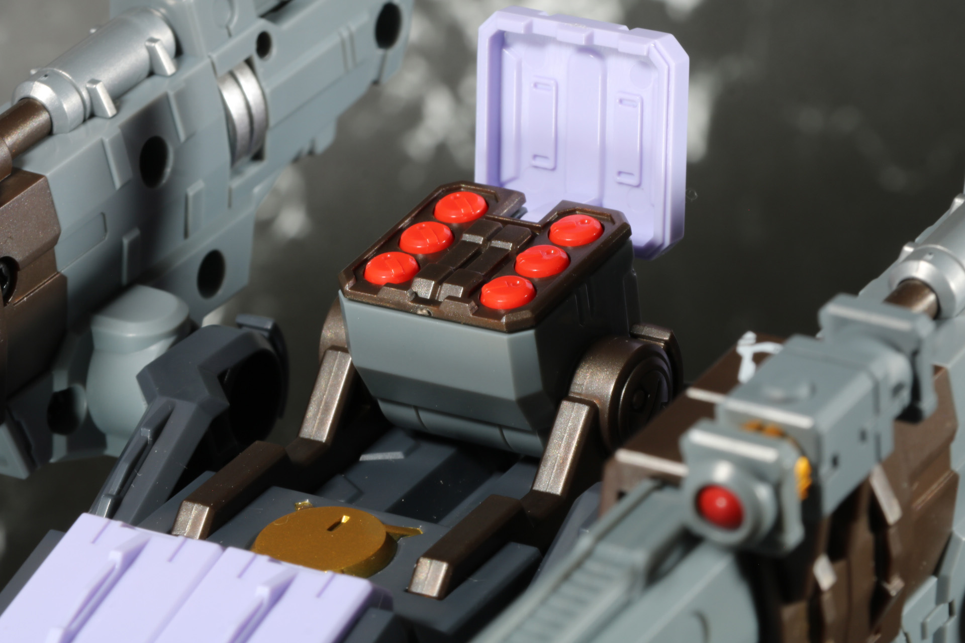 カバーの展開に加え、仰角も調整できる