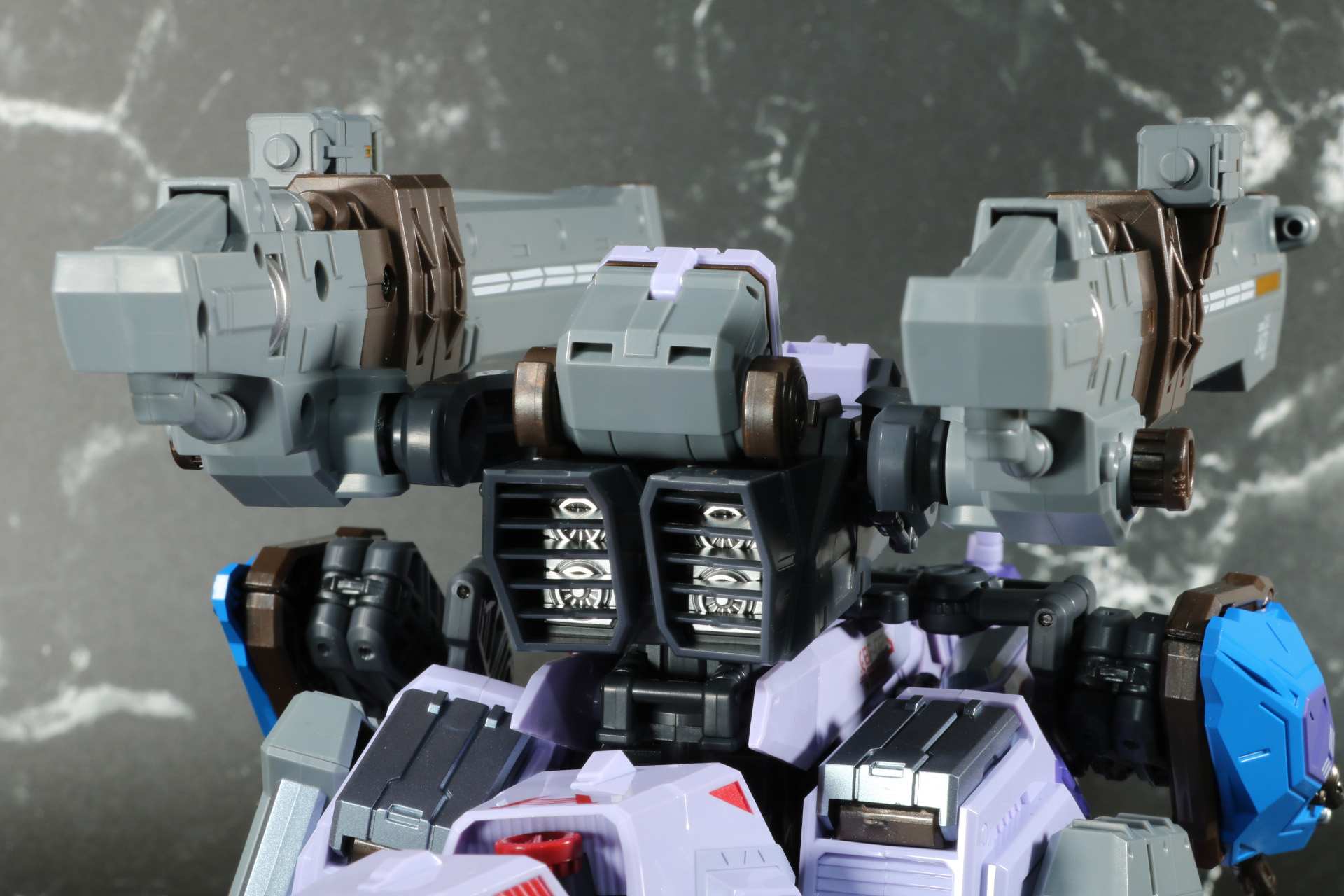 背部ユニットの後ろ側。内部のブースターは色分けされている