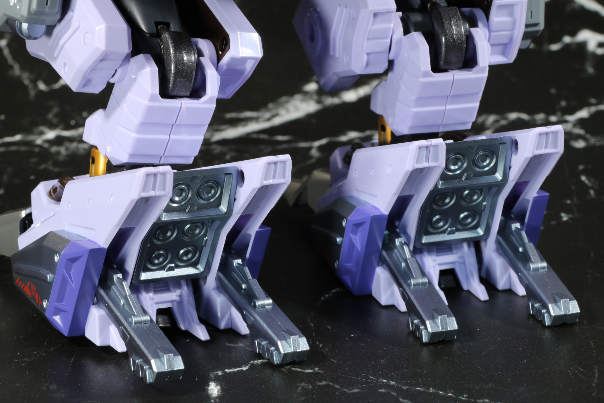 脚部にはアンカー展開ギミックを搭載