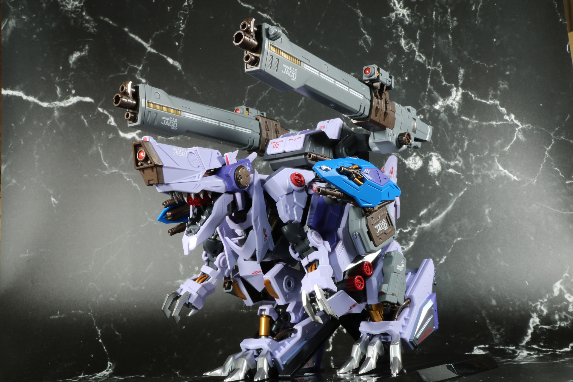 上空に向けてハイブリッドヴァリアブルキャノンの照準を合わせる