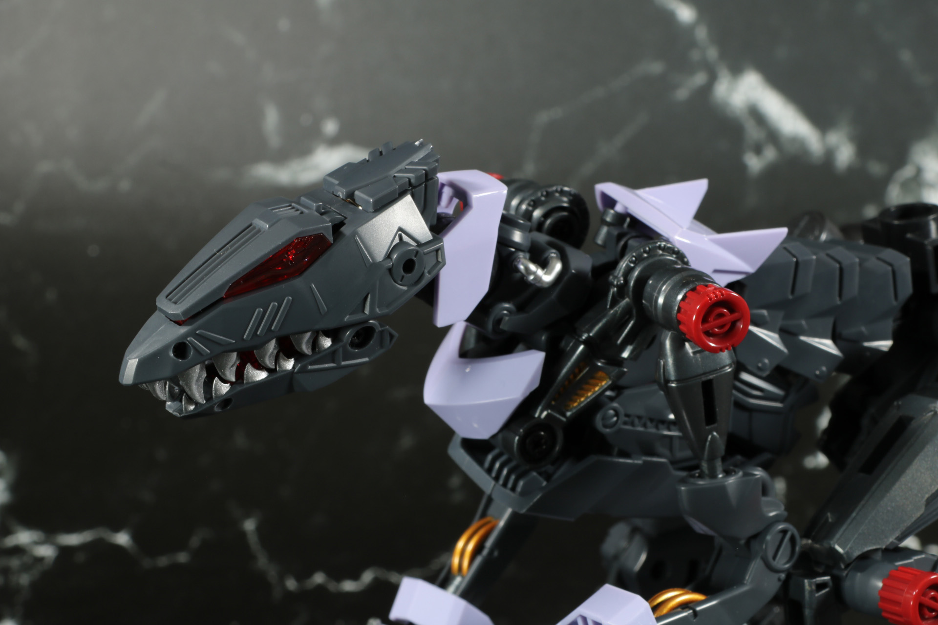 胸部にアーマーを装着