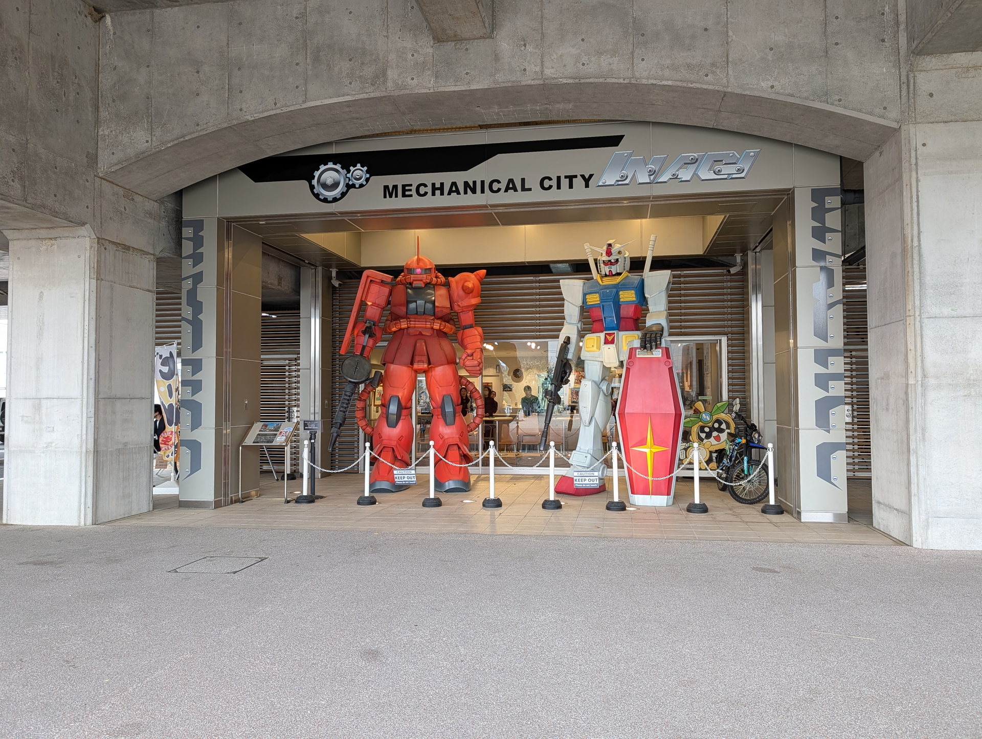 裏にはガンダムとシャア専用ザクの大型モニュメントが置かれている