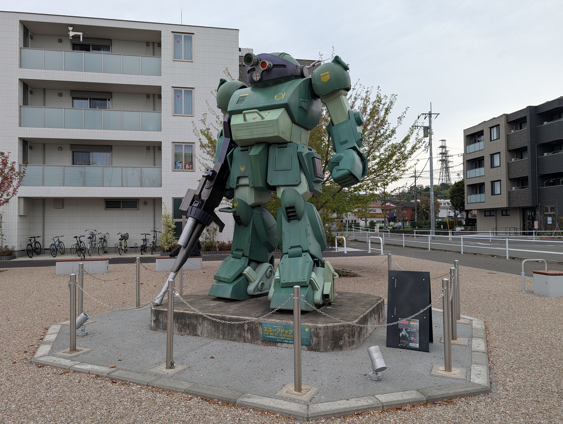 いなぎ発信基地ペアテラスの向かいにある「いなぎペアパーク」には6年前から「装甲騎兵ボトムズ」に登場する主要メカ「スコープドッグ」のモニュメントが設置されている