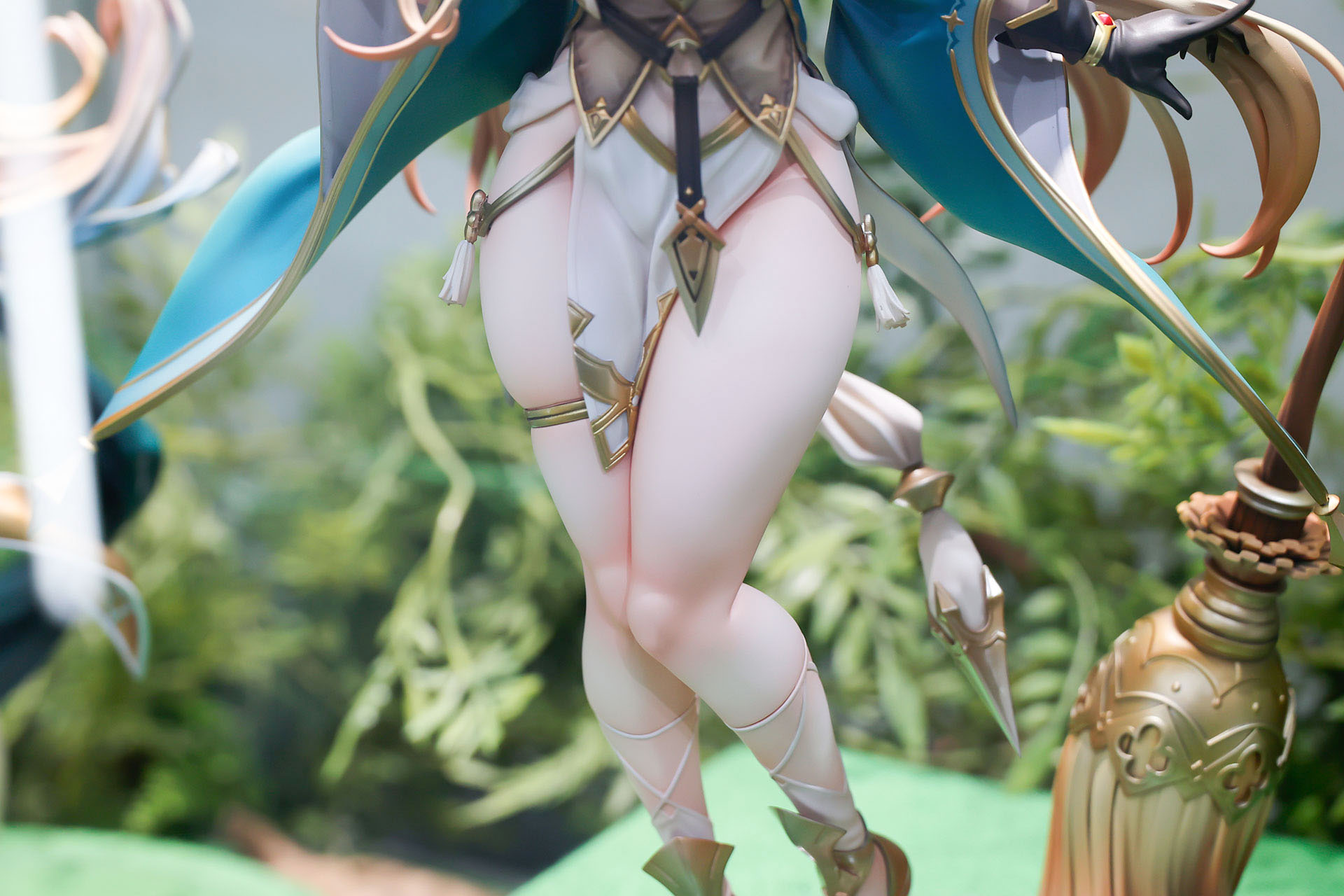 白い脚がなまめかしい