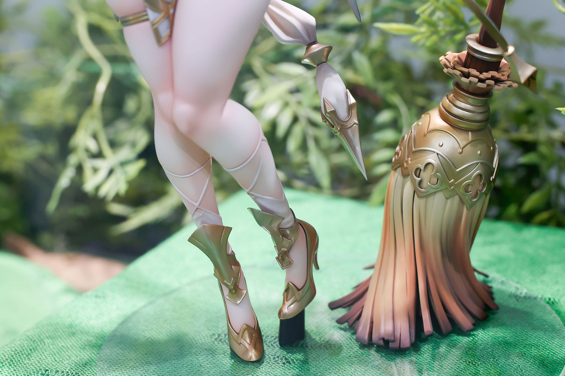 ホウキにもゴールドがあしらわれている