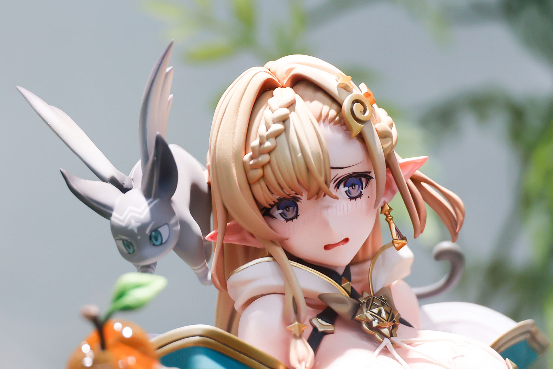 頭の近くには飼い猫のエルが寄り添っている