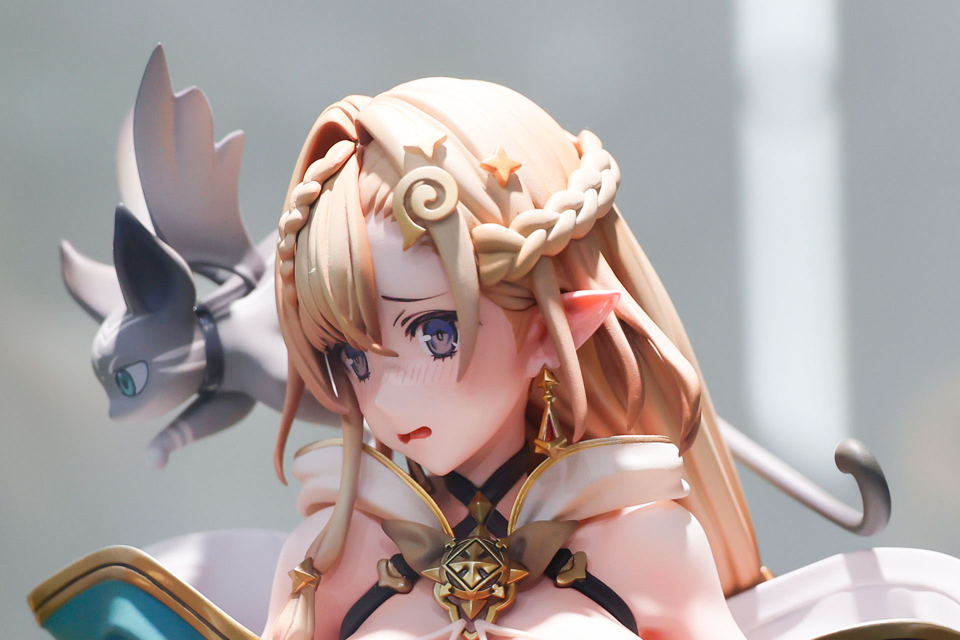 髪飾りや編み込まれた髪型なども美しい