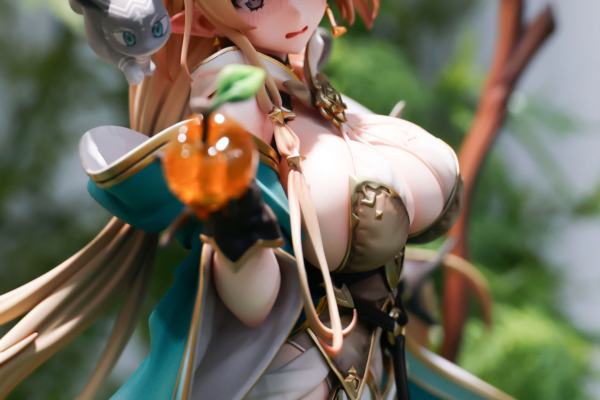 柔らかそうな白い素肌と衣装の質感の違いもよく出ている