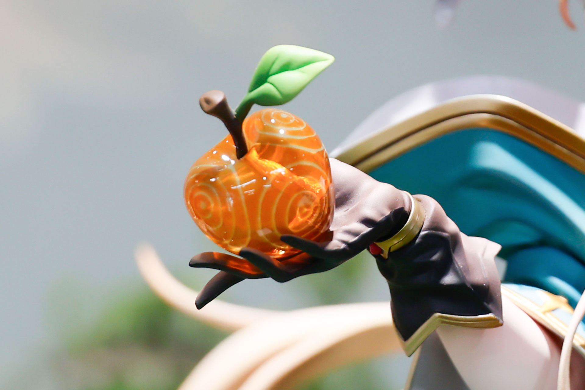 手には不思議な色合いをしたリンゴを持っている