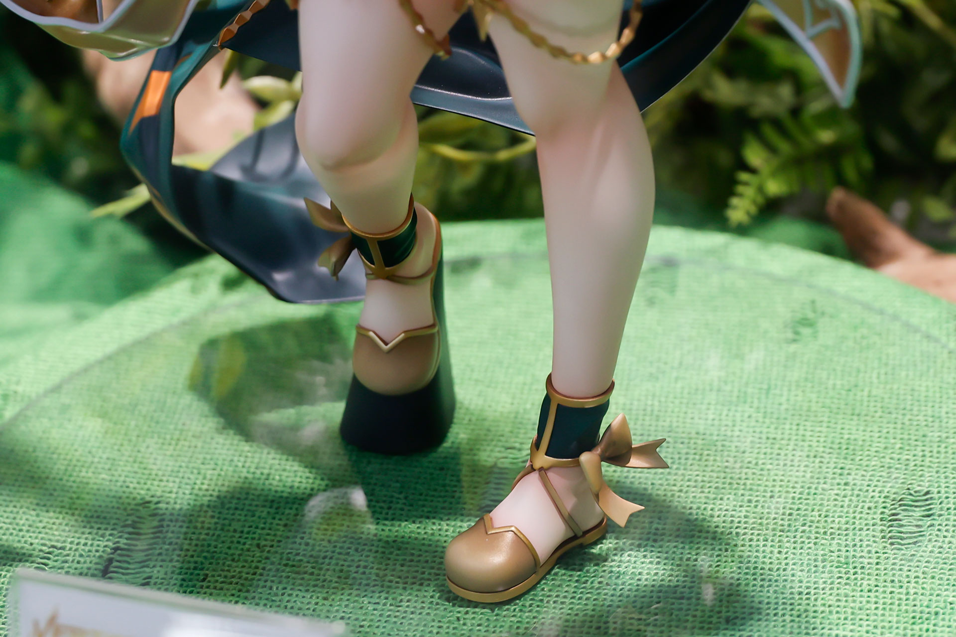 足元も金を基調にしたデザインの靴を履いている