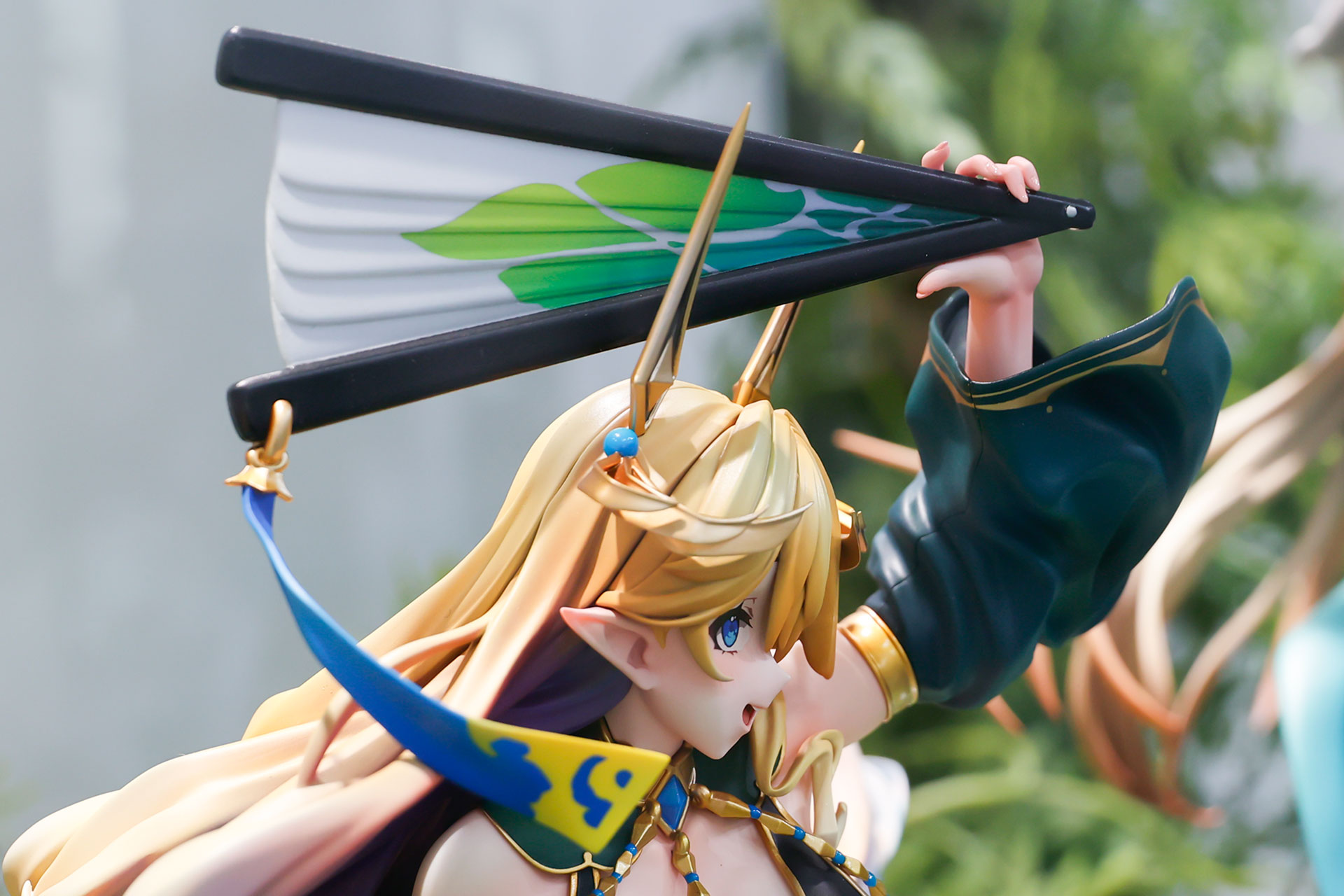 頭上に掲げた大きな扇が目立つ