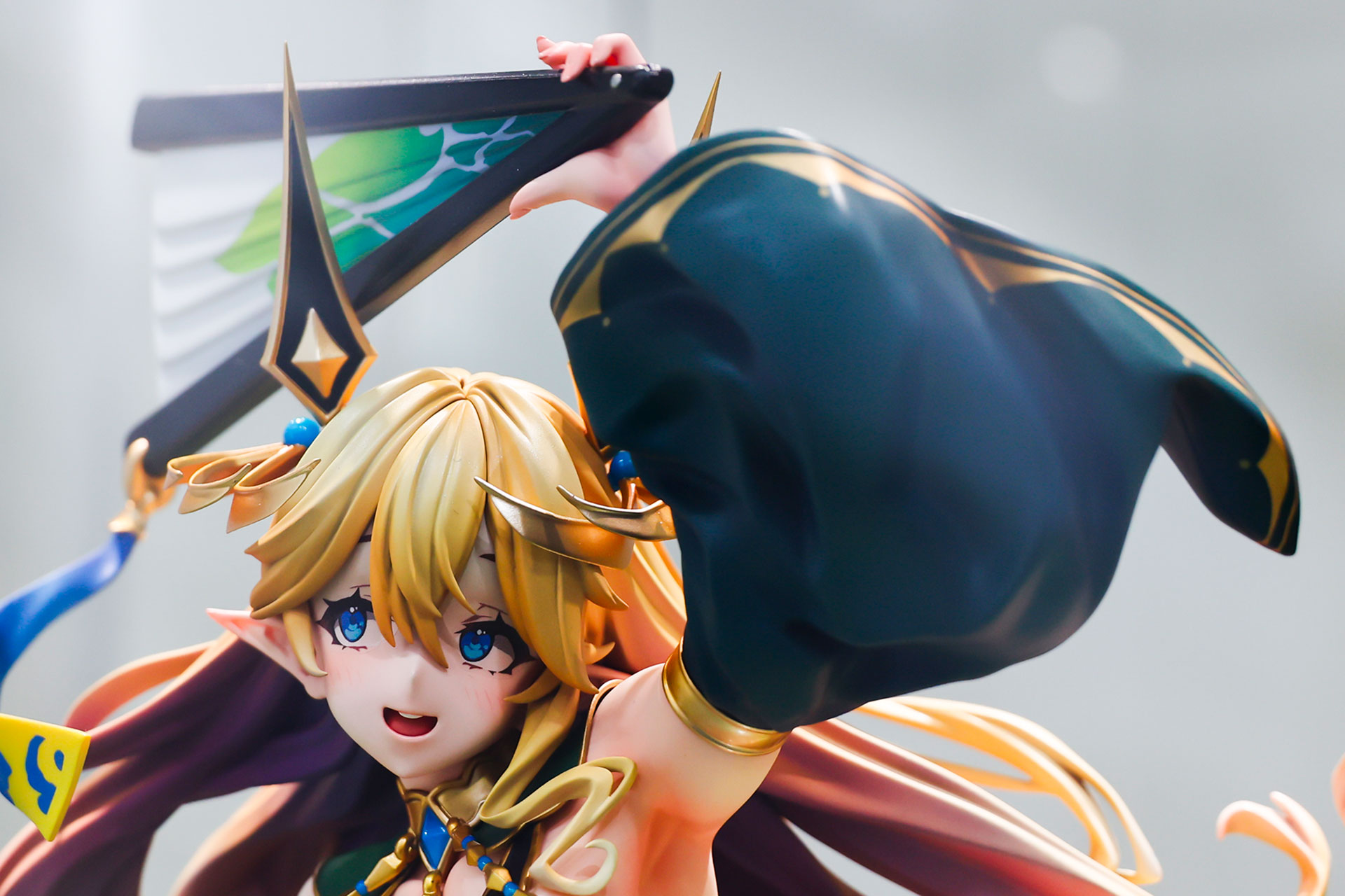 頭の上に大きな耳が付けられている