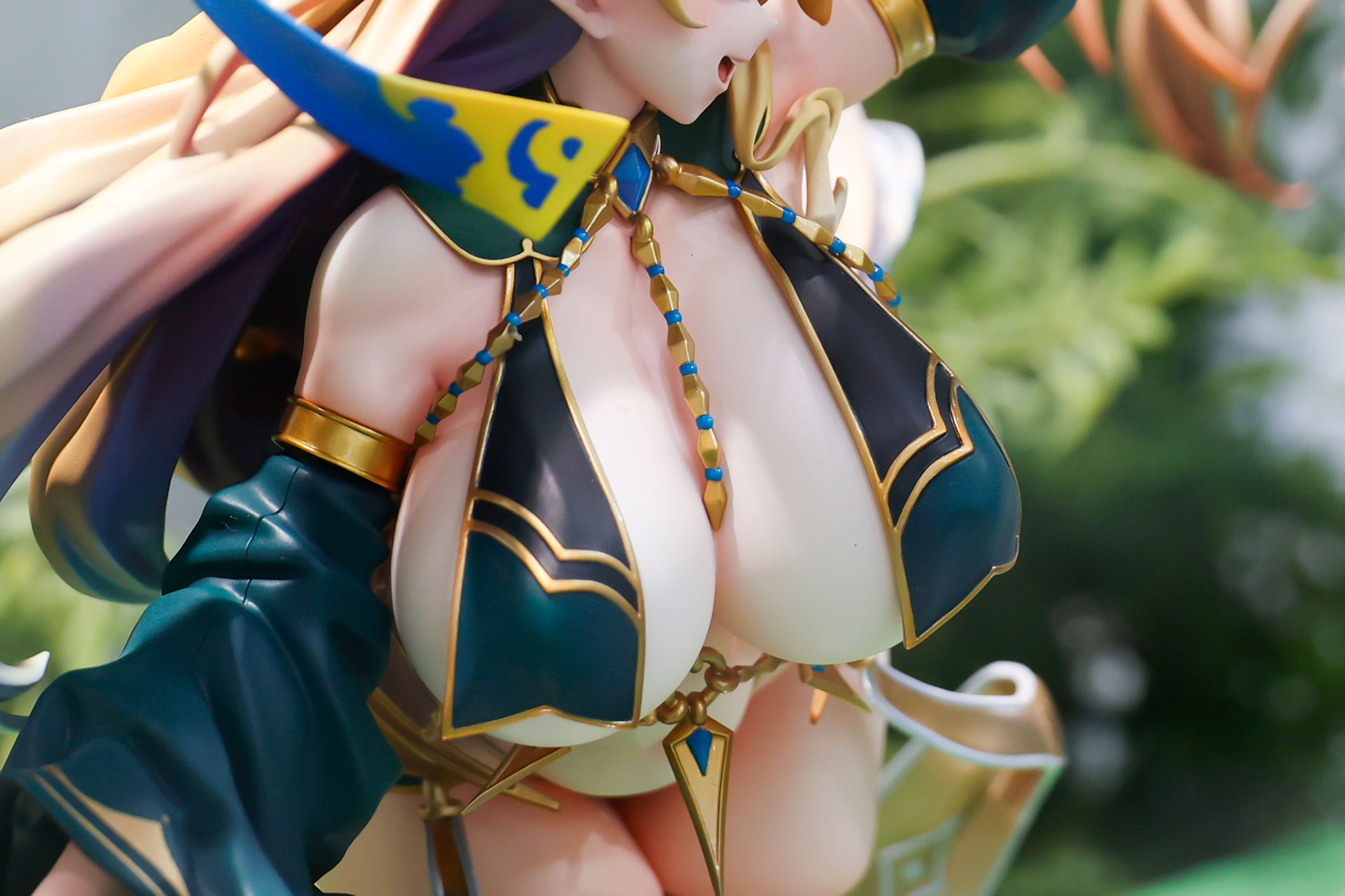 首元から青と金のアクセサリーが伸びている