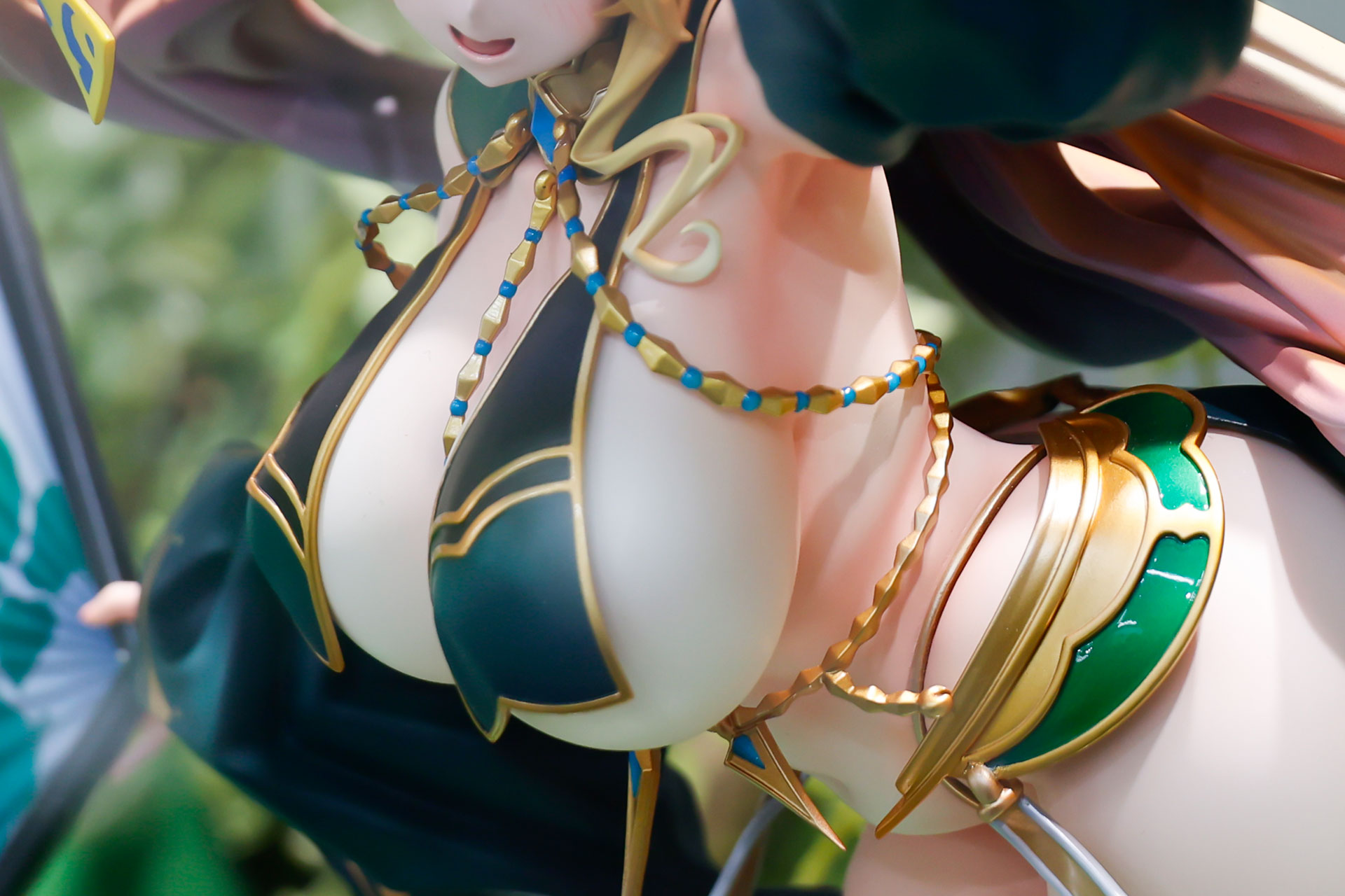 衣装の露出度は高めだ