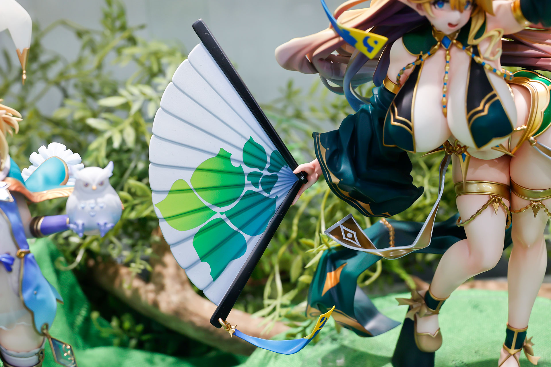 大きな扇がお祭り感を演出している