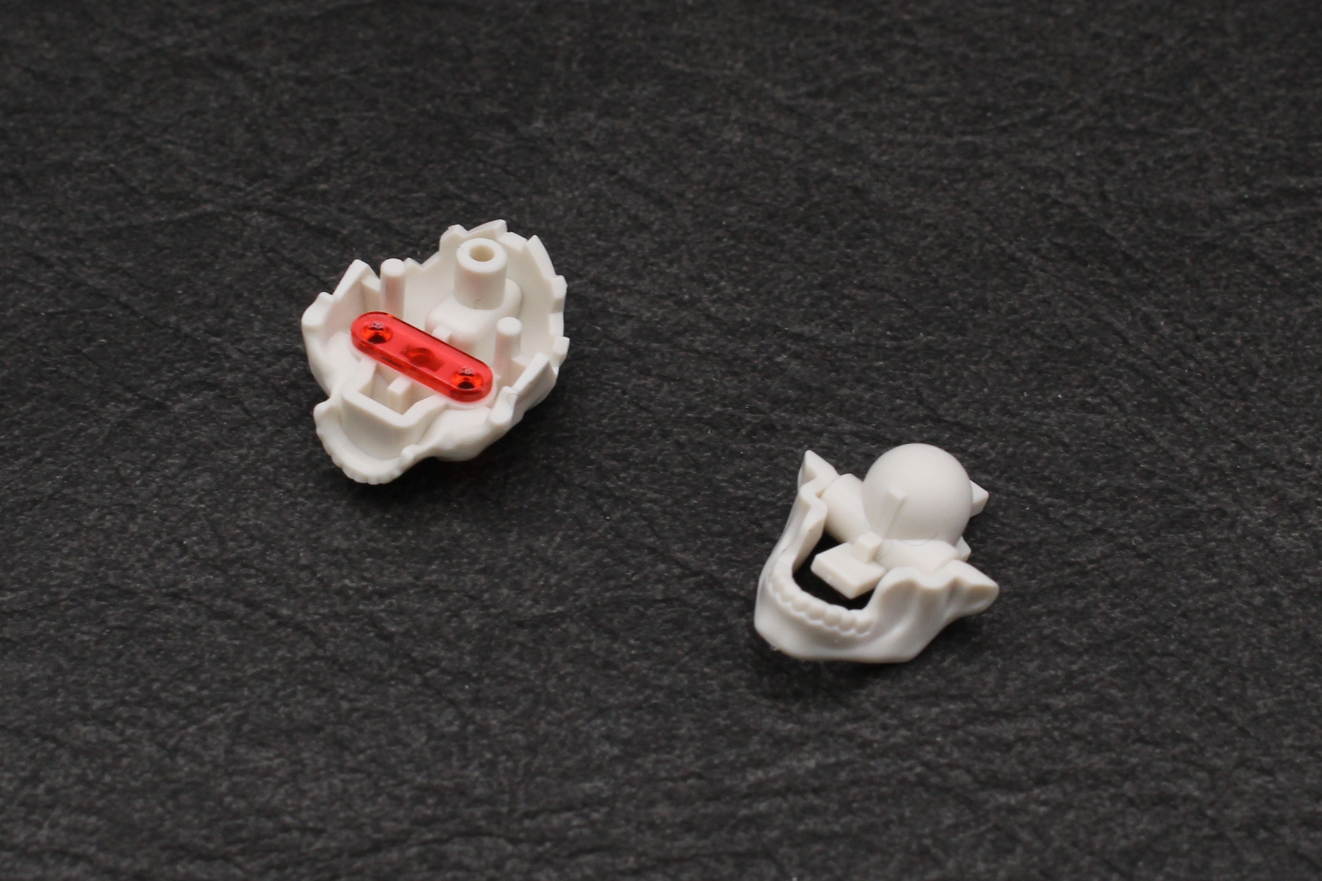 眼にクリアパーツをはめ、下あごを組み立てる