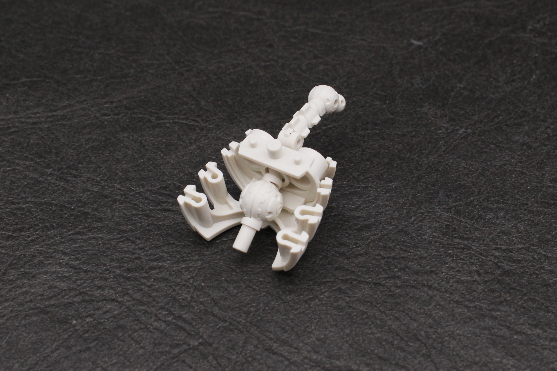 組み立てたジョイントを胸部に組み込む