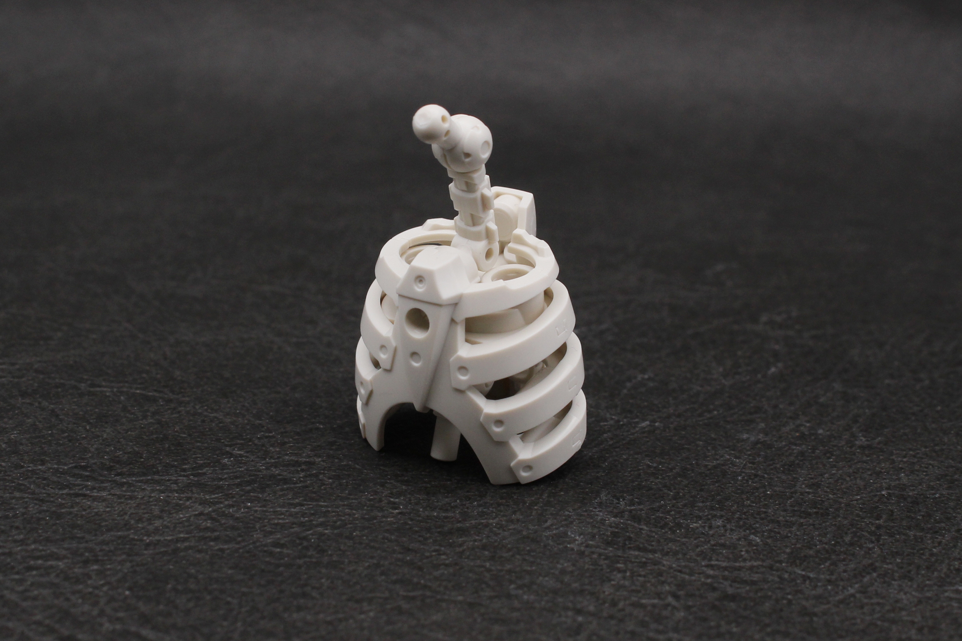 組み立てたジョイントを胸部に組み込む