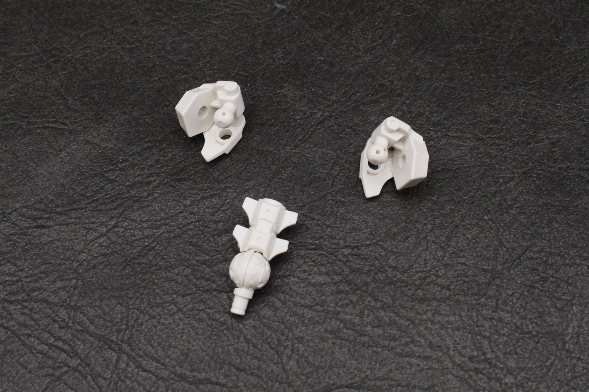 肩と腰のジョイントを組み立てて取り付ける