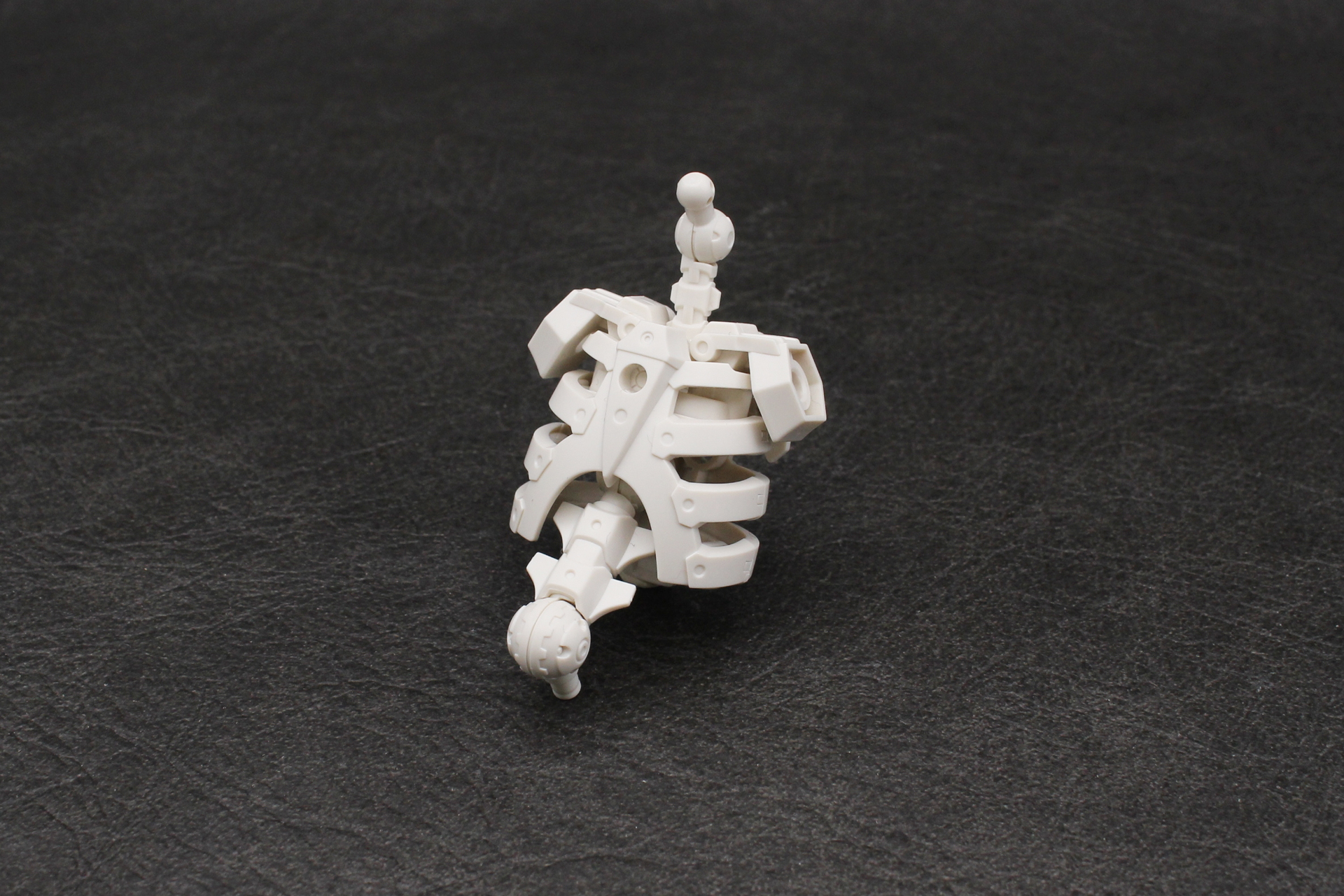 肩と腰のジョイントを組み立てて取り付ける